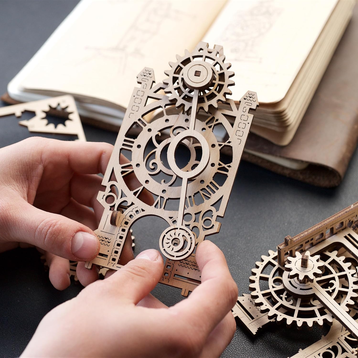 Thumbnail 1 de UGEARS Old Clock Tower : puzzle en bois 3D mécanique à monter
