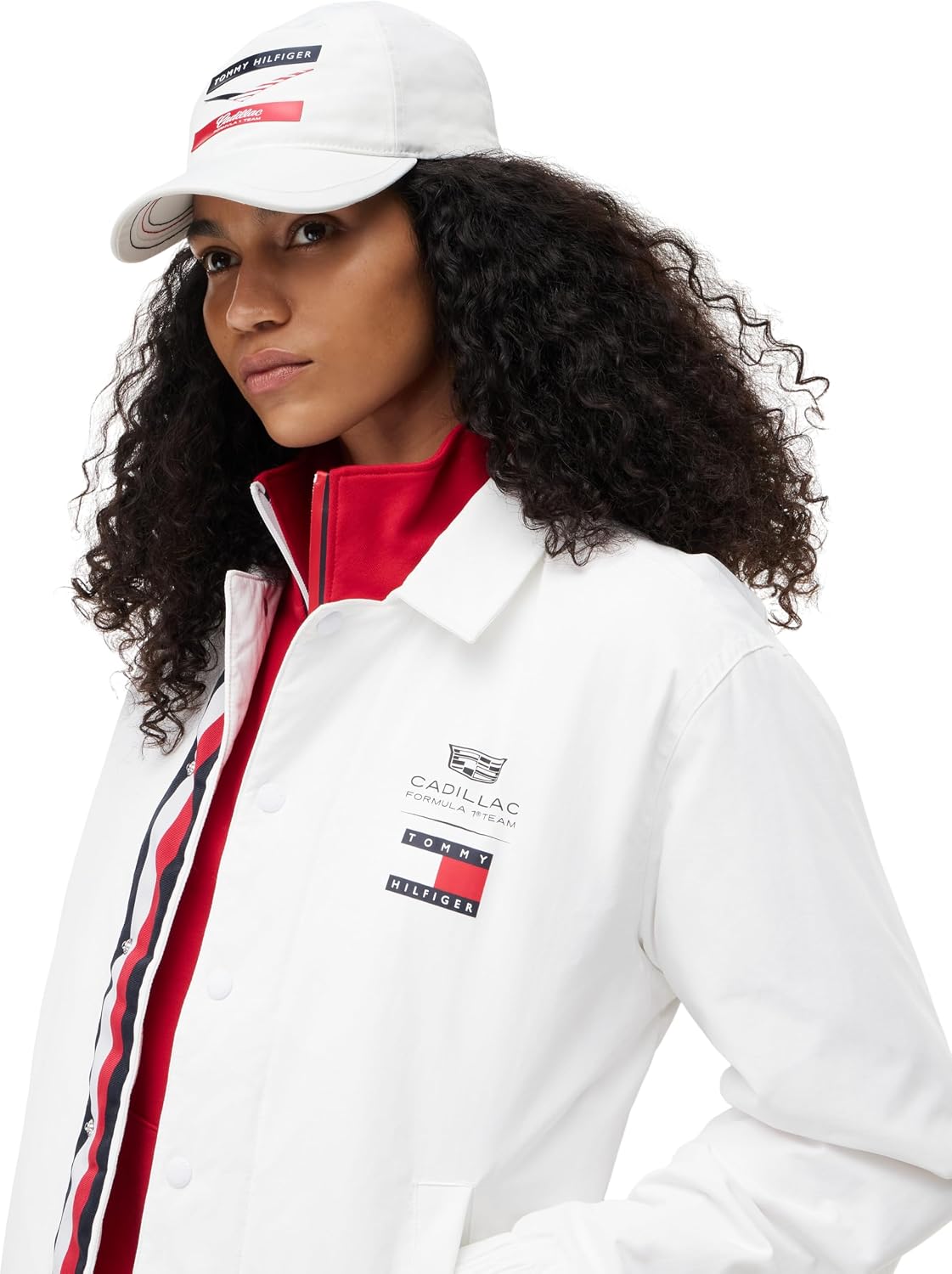 Detalle 1 de Tommy Hilfiger TH X Cadillac F1 Chevron Cappellino Unisex Bianco – Stile autentico e sostenibile