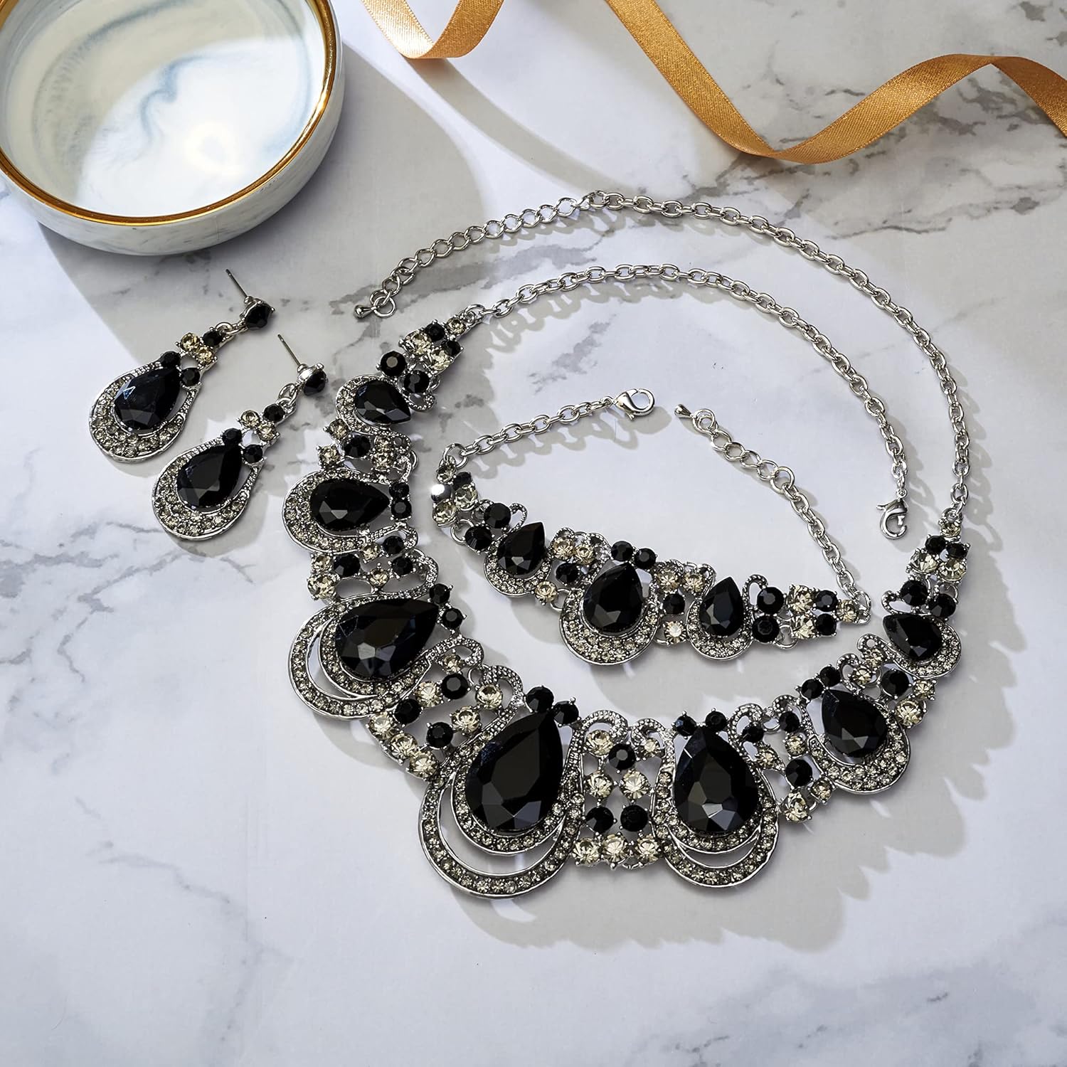 Thumbnail 2 de Parure mariage Clearine « Mariage Style Fastueux » en cristal diamanté (collier plastron, boucles pendantes et bracelet)