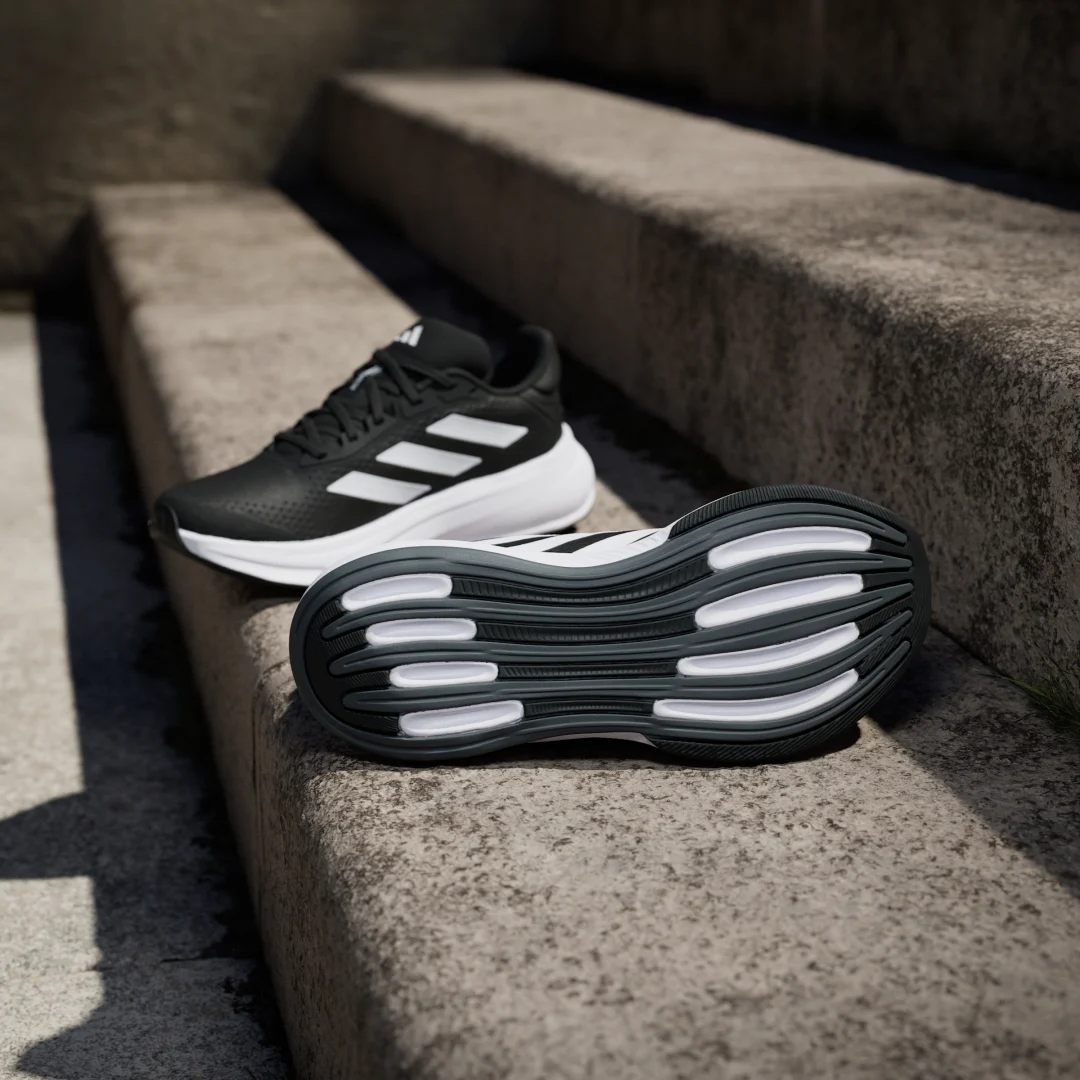 Detalle de Zapatilla Response Super de Adidas: negro sobrio para entrenar con comodidad