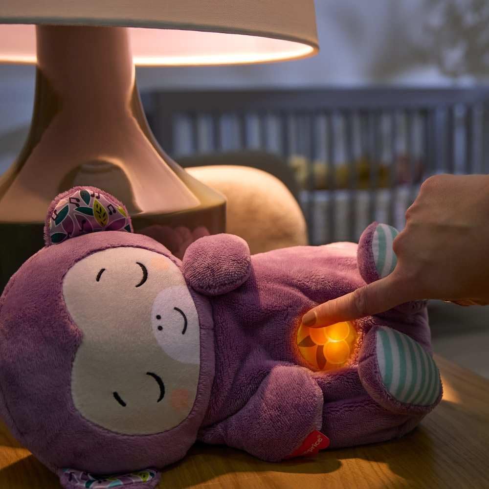 Detalle de Fisher-Price Scimmietta Viola Soffice Relax: peluche sensoriale con movimento respiratorio, luci calmanti e melodie per neonato