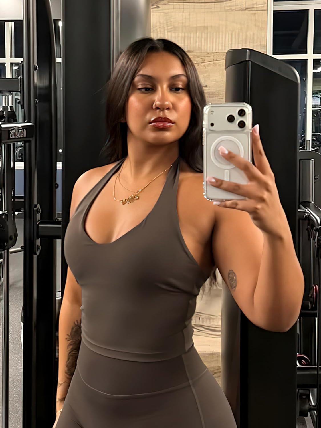 Detalle de YEOREO CoreFlex Halter Crop Tank Top, Padded V-Neck, Sleeveless