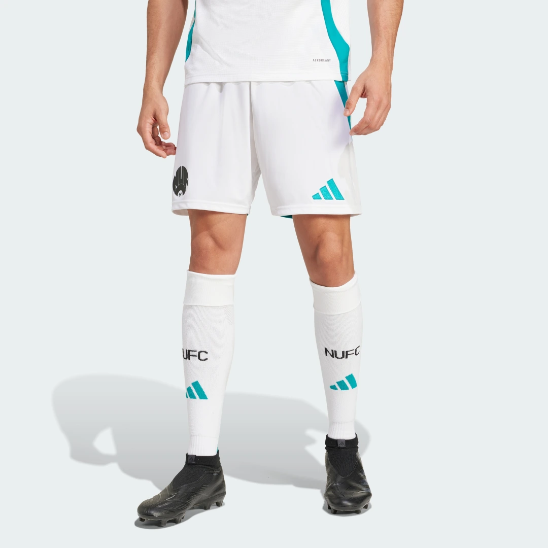 Detalle de Pantalón corto de la tercera equipación Newcastle United FC 24/25 de Adidas – blanco