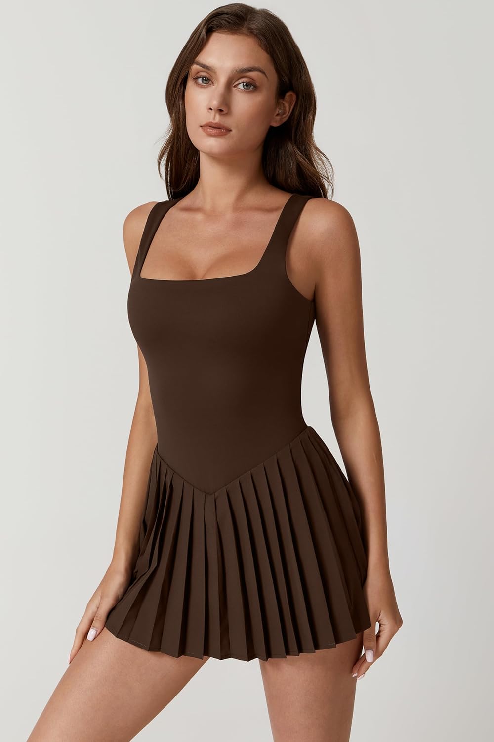 Detalle de QINSEN Women’s Square Neck Tennis Dress with Pleated Skirt and Built-In Shorts