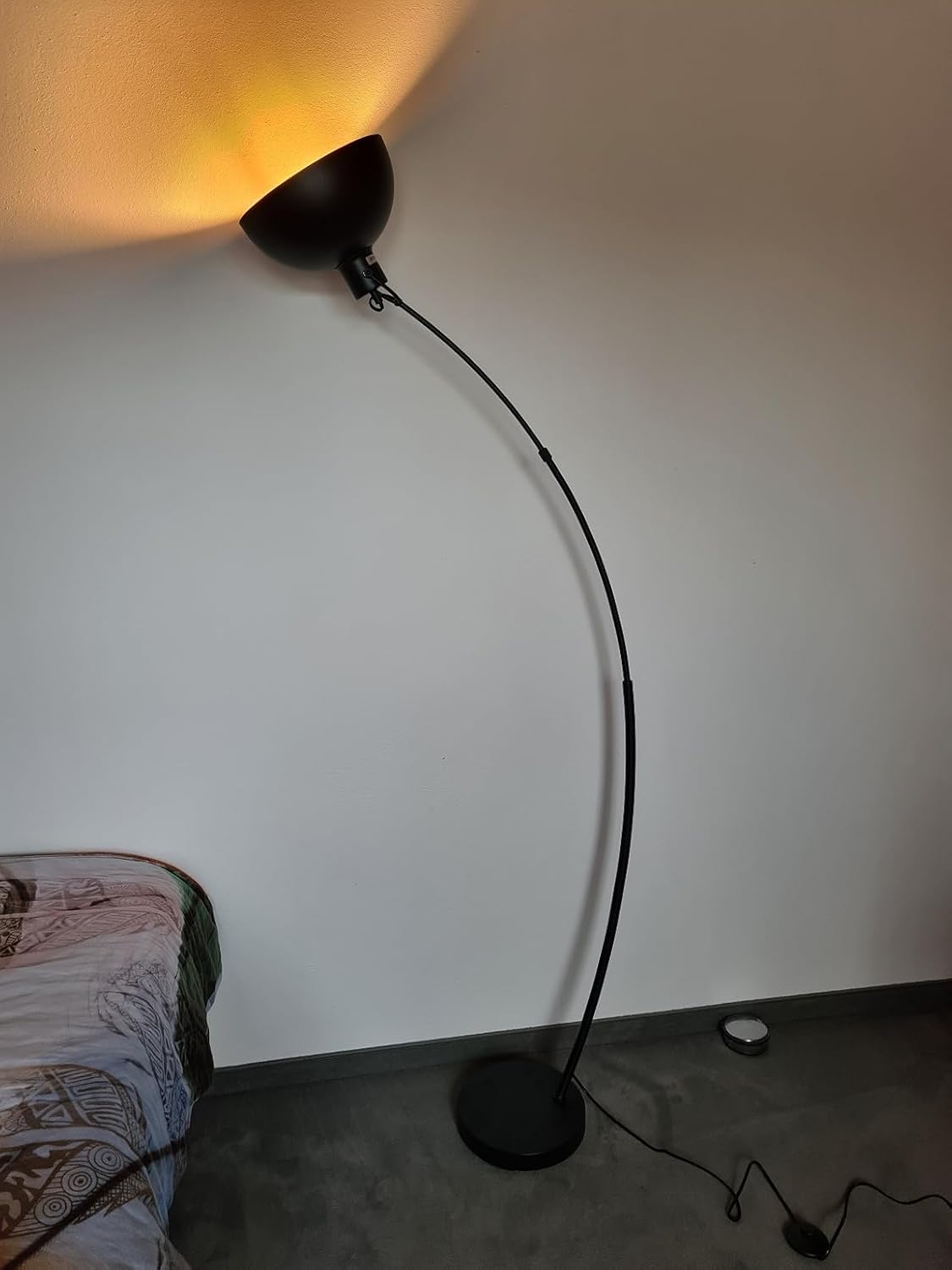 Detalle de Osasy Lampada da terra con arco in stile industriale – LED E27, design vintage per salotto e hotel
