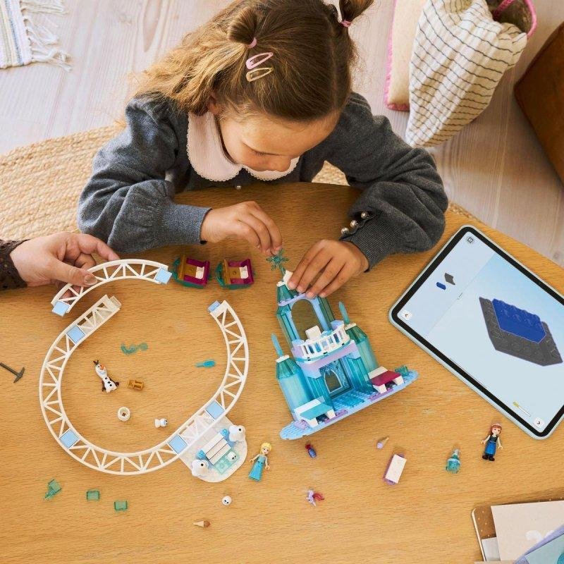 Detalle 2 de LEGO 43281 Castillo de Hielo de Elsa: 7 minifiguras y trineo para juego imaginativo