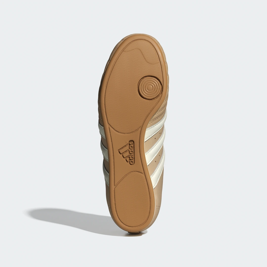 Detalle de adidas Taekwondo, zapatillas beige