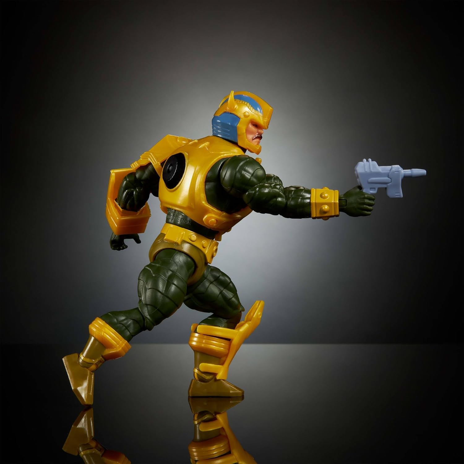 Thumbnail 3 de Masters of Universe Origins x Transformers - Bumblebee Armor Man-At-Arms: figura d'azione 13,97 cm con armatura modulare