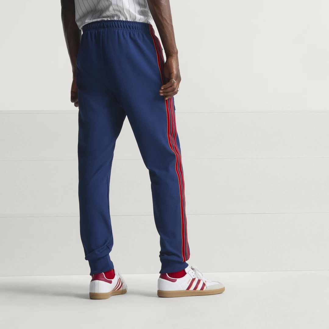 Detalle de Pantalón AS Roma Terrace Icons de Adidas (Azul)