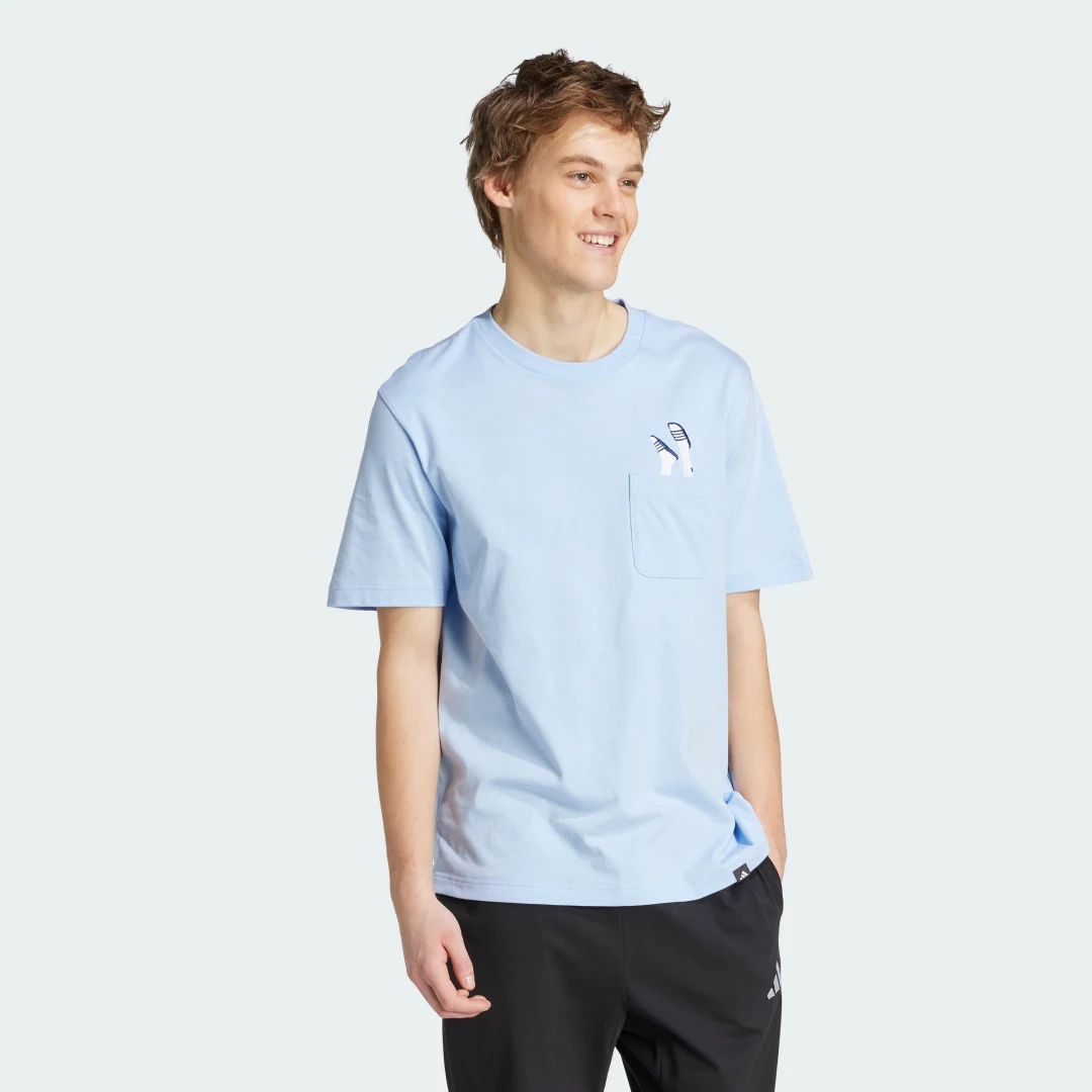 Detalle de Camiseta Lounge Slides Graphic Pocket de Adidas – azul, comodidad casual con bolsillo