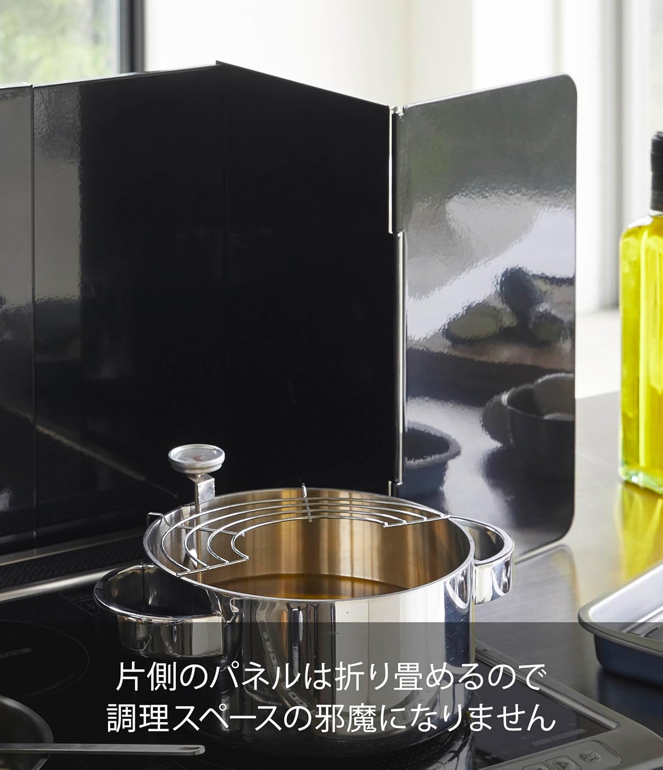 Detalle de 山崎実業 tower 4975 伸縮レンジガード ブラック 幅47~80cm・折り畳みパネル付き