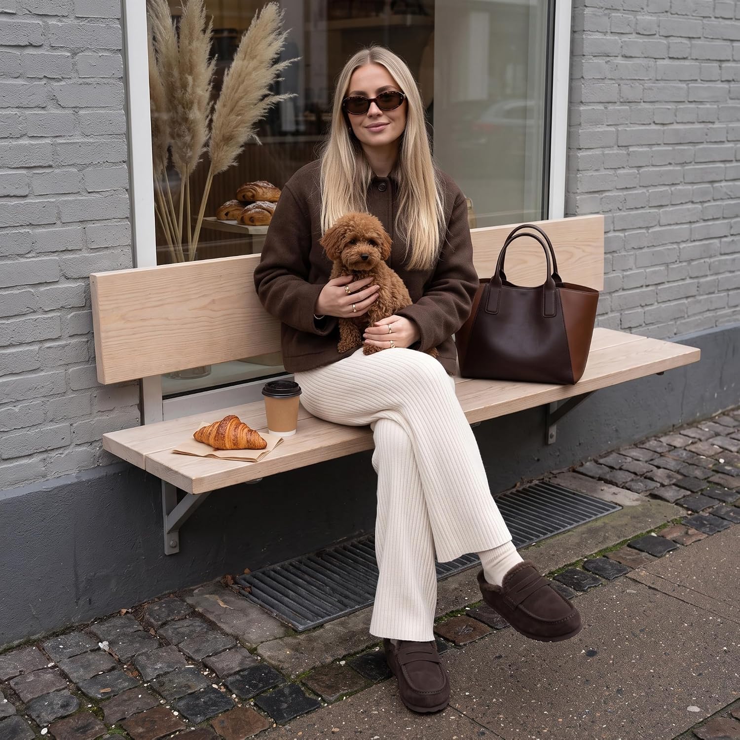 Detalle de CUSHIONAIRE Women's Suede Slippers