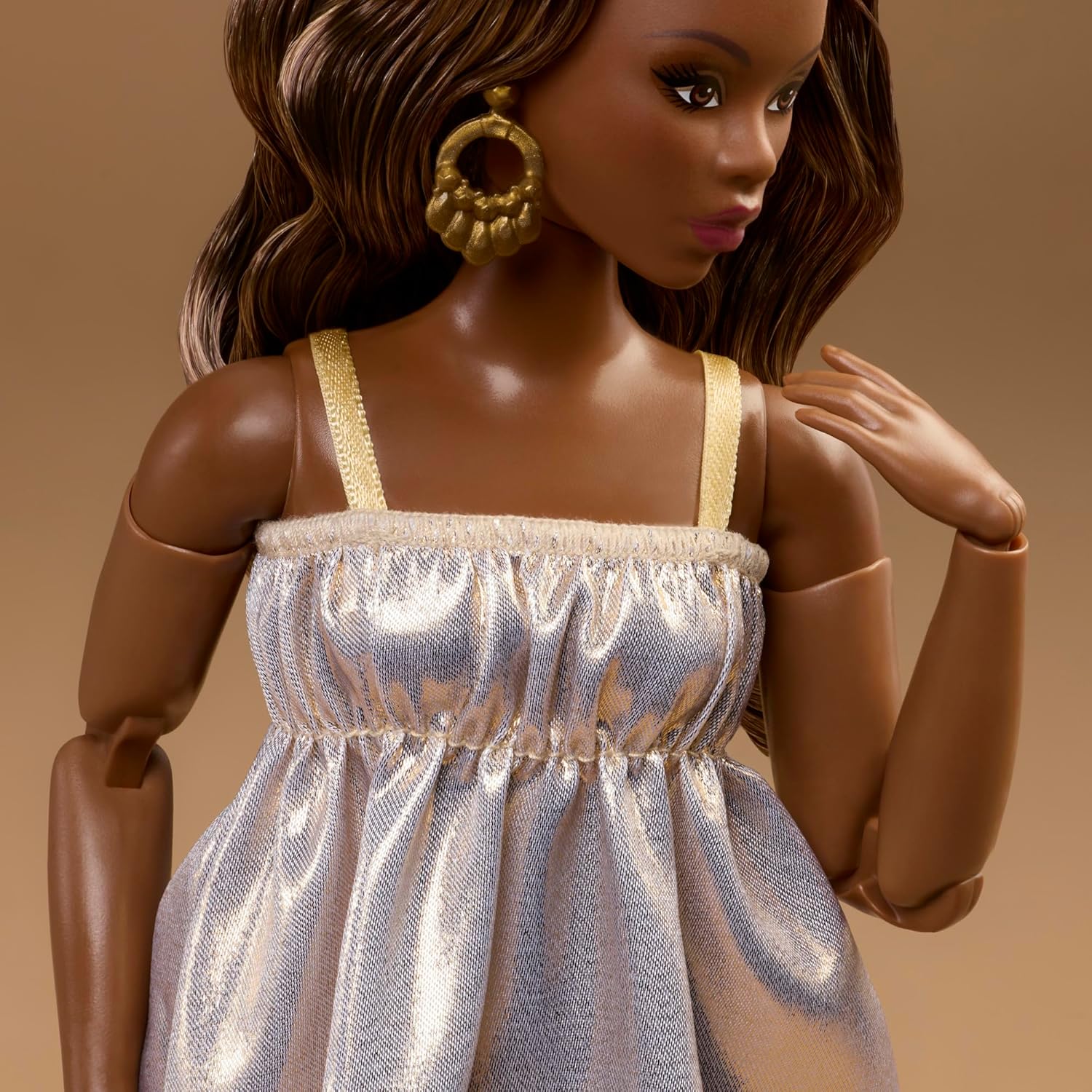 Thumbnail 3 de Barbie Signature Modello 09: Barbie Basics con Abito Dorato – Idea Regalo Festa della Mamma