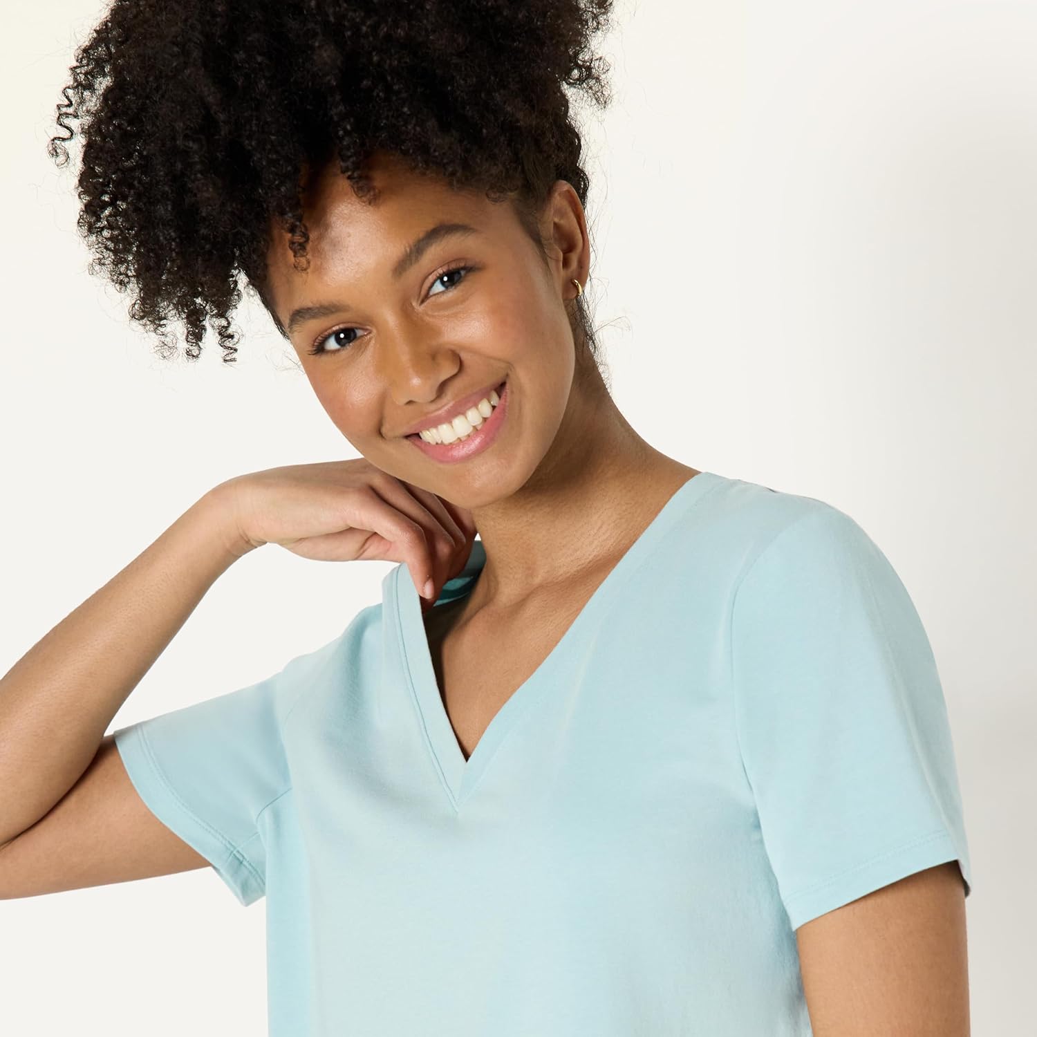 Thumbnail 2 de Amazon Essentials Women’s Active Soft Cotton Relaxed Fit V-Neck Short Sleeve Yoga T-Shirt