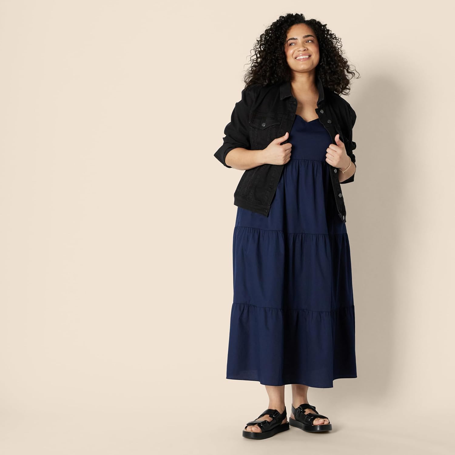 Thumbnail 6 de Amazon Essentials Damen Gestuftes Fit and Flare-Maxikleid aus Baumwollsatin mit Empire-Taille