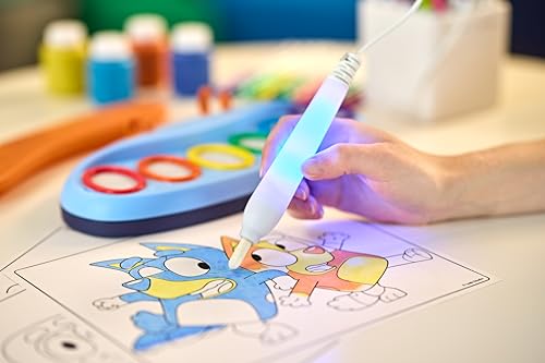 Detalle 2 de CRAYOLA Color Wonder Magic Light Brush Bluey: kit de pintura sin manchas para niños a partir de 3 años