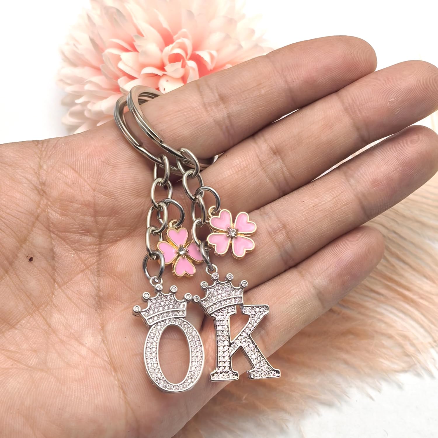 Detalle de GuOYU Portachiavi con Lettera Iniziale in Argento – Regalo elegante per lui e per lei