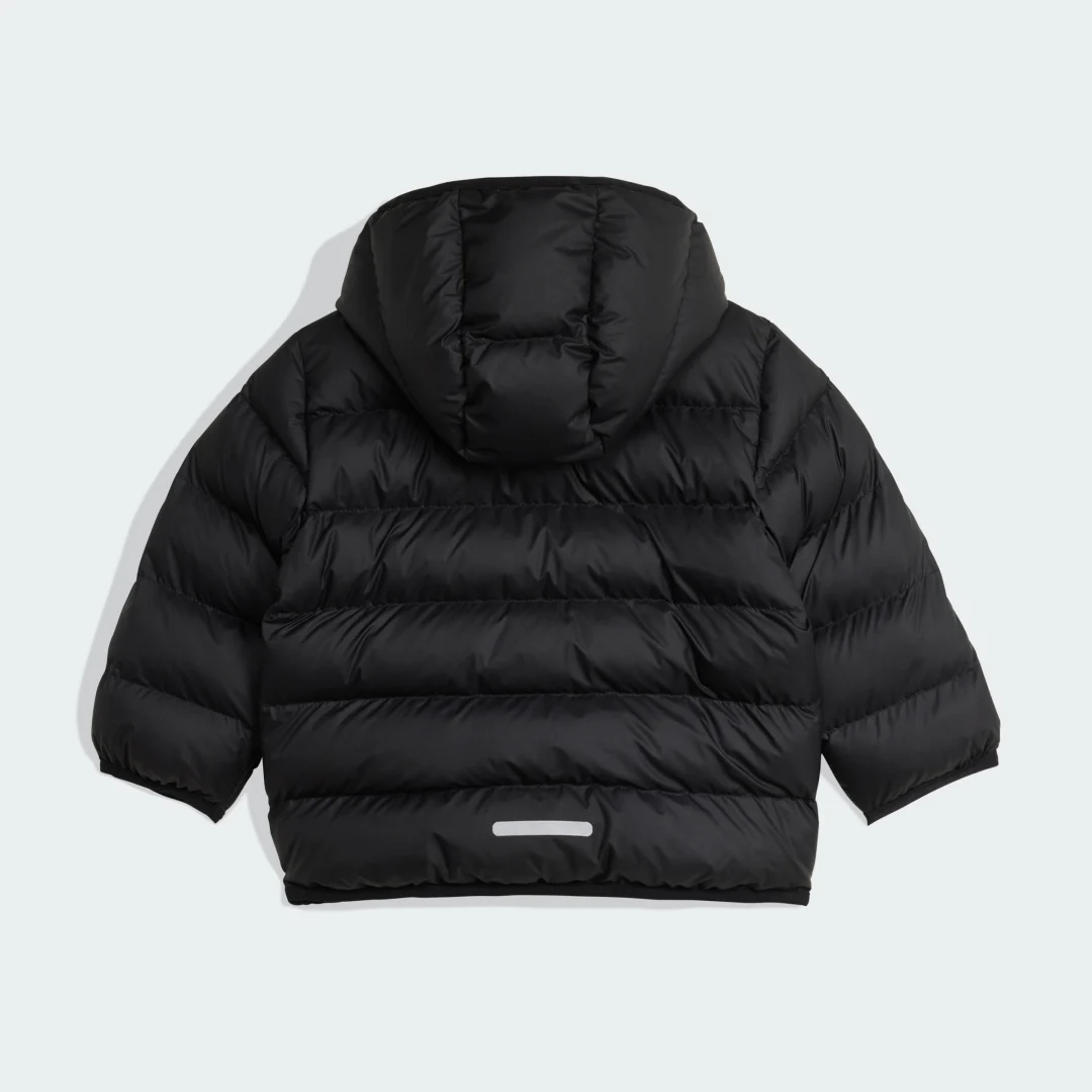 Detalle de Anorak de plumón sintético Adidas: negro, ligero y versátil para el día a día
