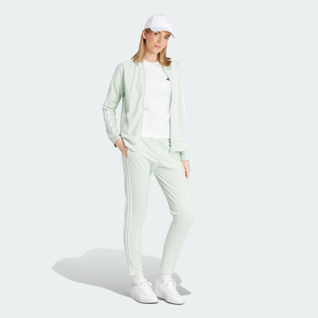 Detalle de Chándal Essentials 3 bandas de Adidas – versión verde: comodidad y estilo clásico