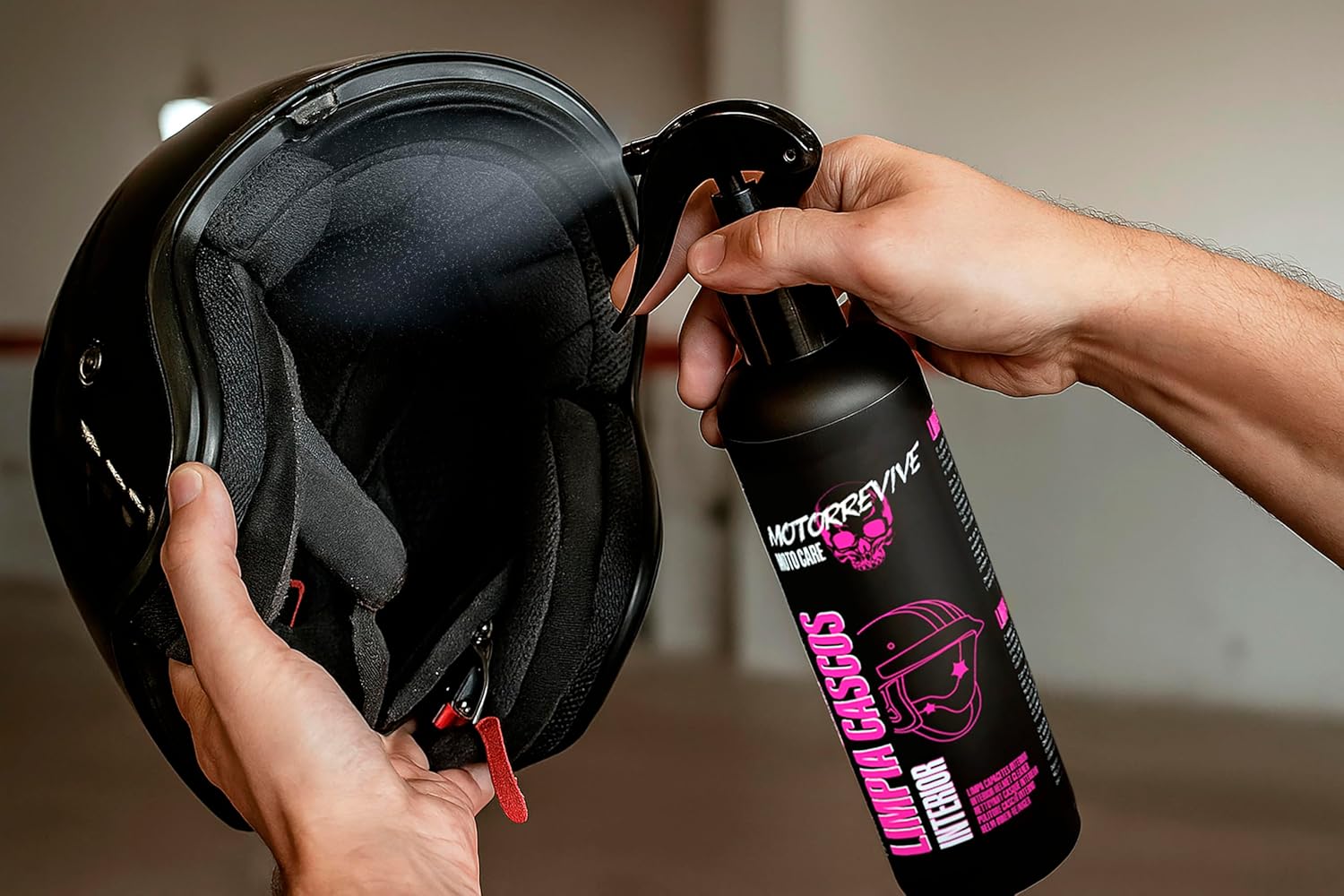 Thumbnail 4 de Motorrevive Pack Limpieza de Cascos 200+200 ml 🧽