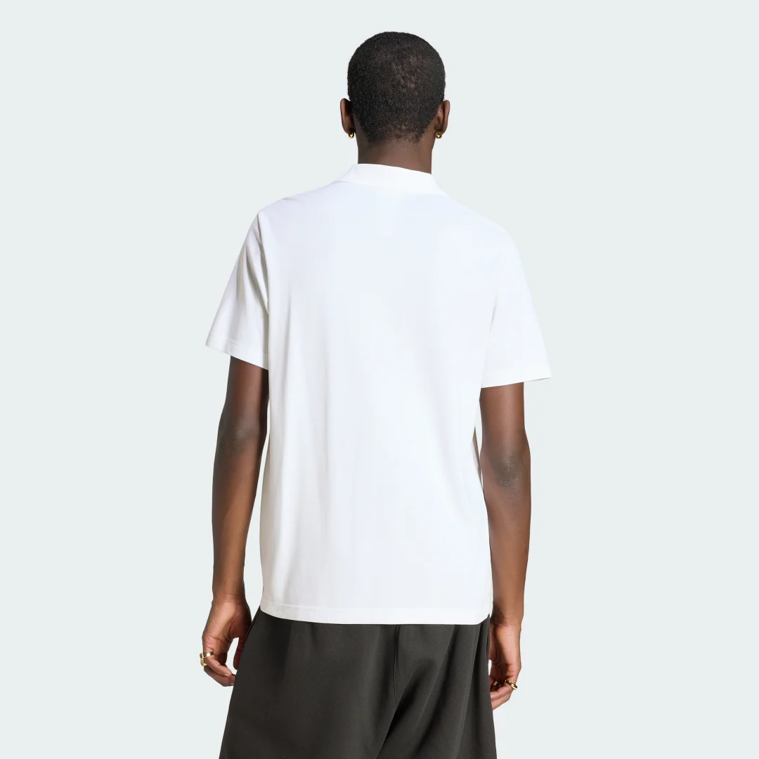 Detalle 2 de POLO TREFOIL ESSENTIALS de Adidas — polo blanco, versatilidad diaria para otras ocasiones
