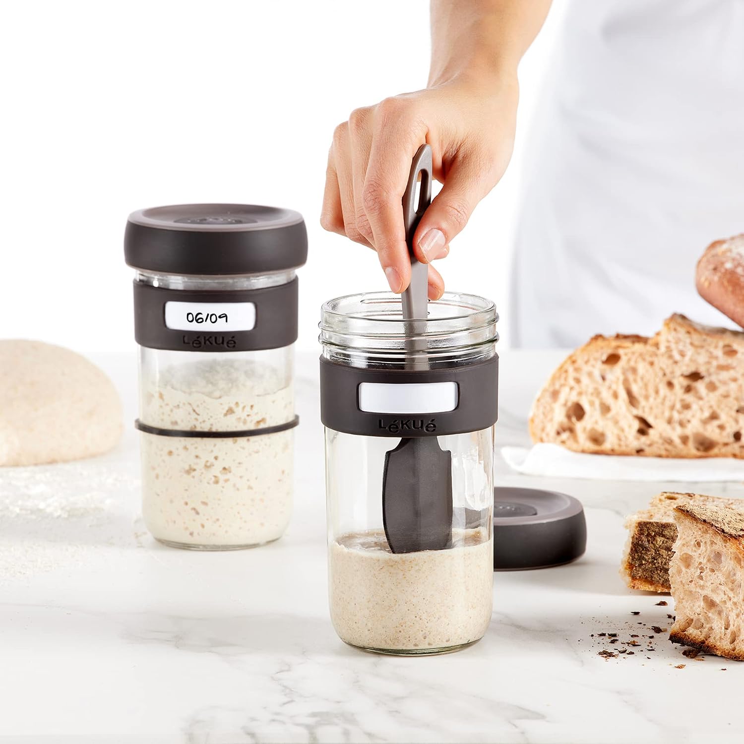 Detalle 2 de Lékué 3000200SURM017 Sourdough Starter Kit with Vented Glass Jars