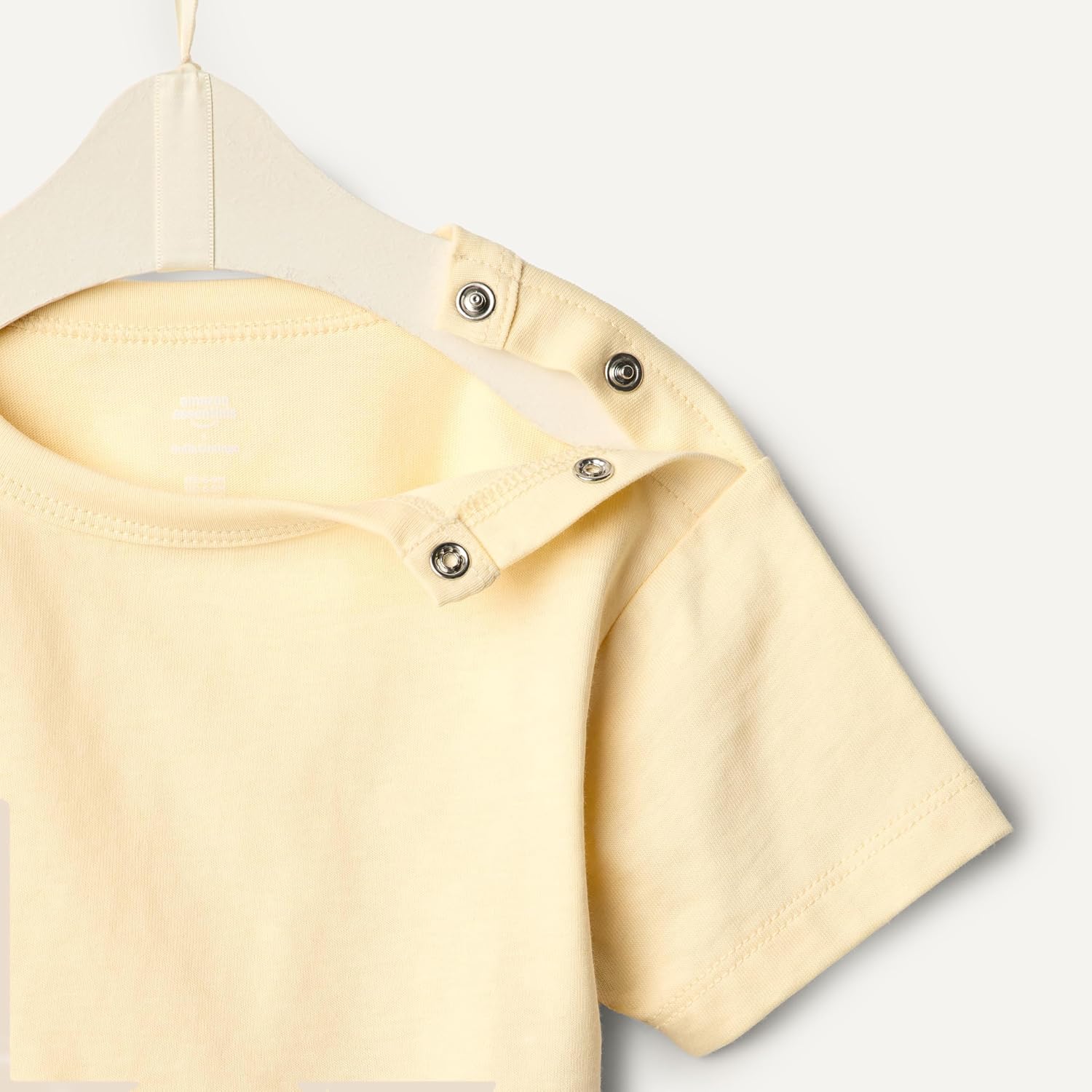 Detalle de Amazon Essentials x Sofia Grainge baby boys’ cotton short-sleeve crewneck T-shirts, pack of 2