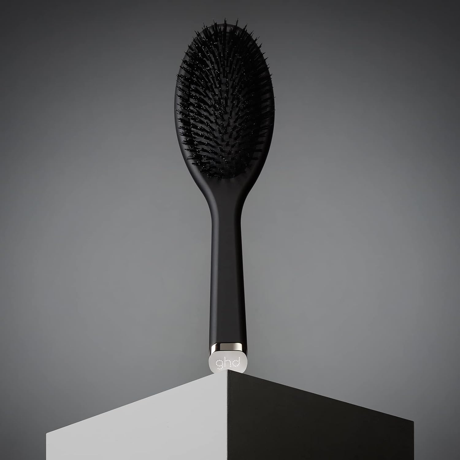 Detalle 2 de ghd The Dresser – ovale Haarbürste zum Entwirren und Verteilen von Pflegeölen