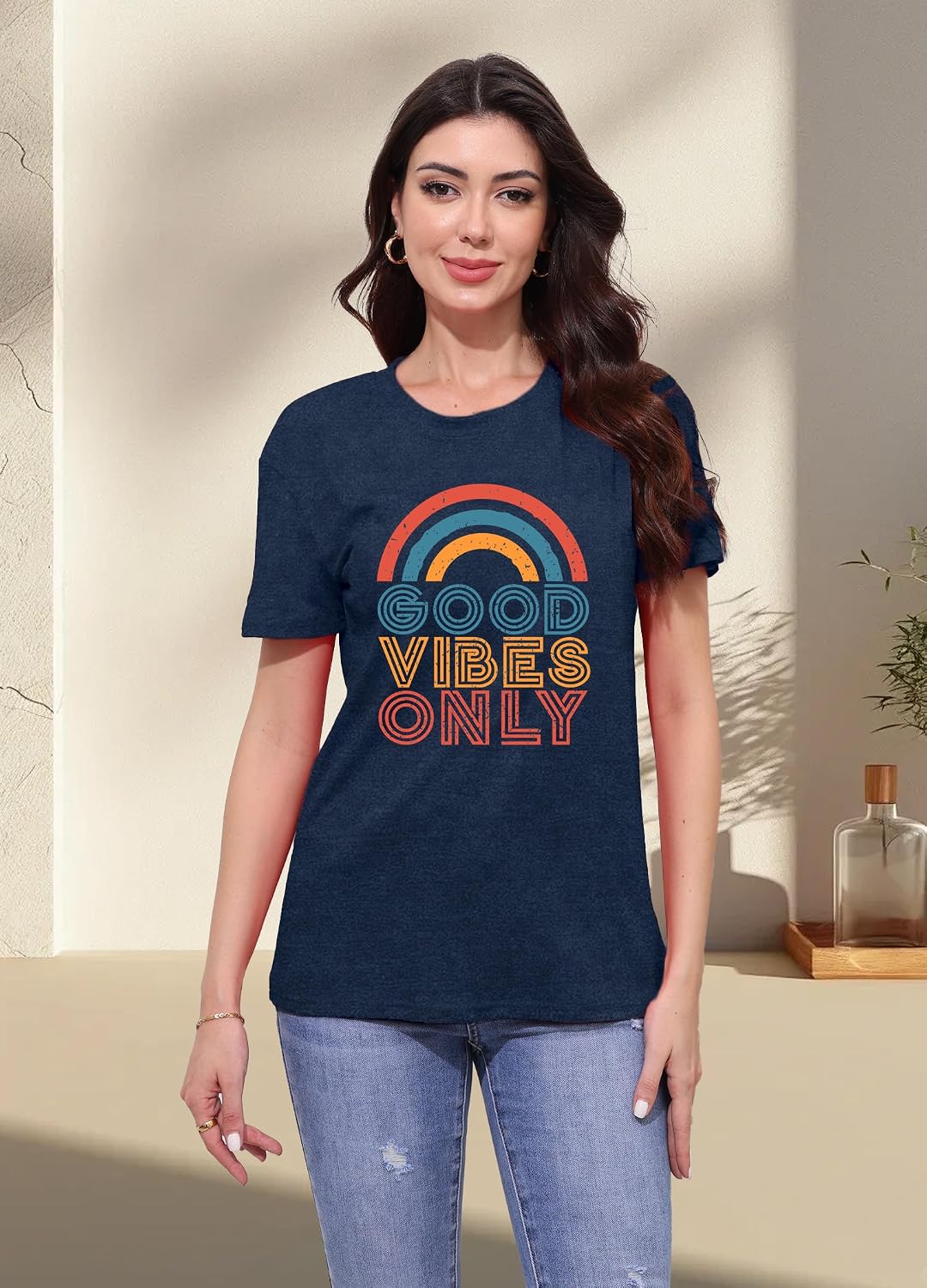 Detalle 2 de Qskall women’s vintage rainbow “Good Vibes Only” T-shirt