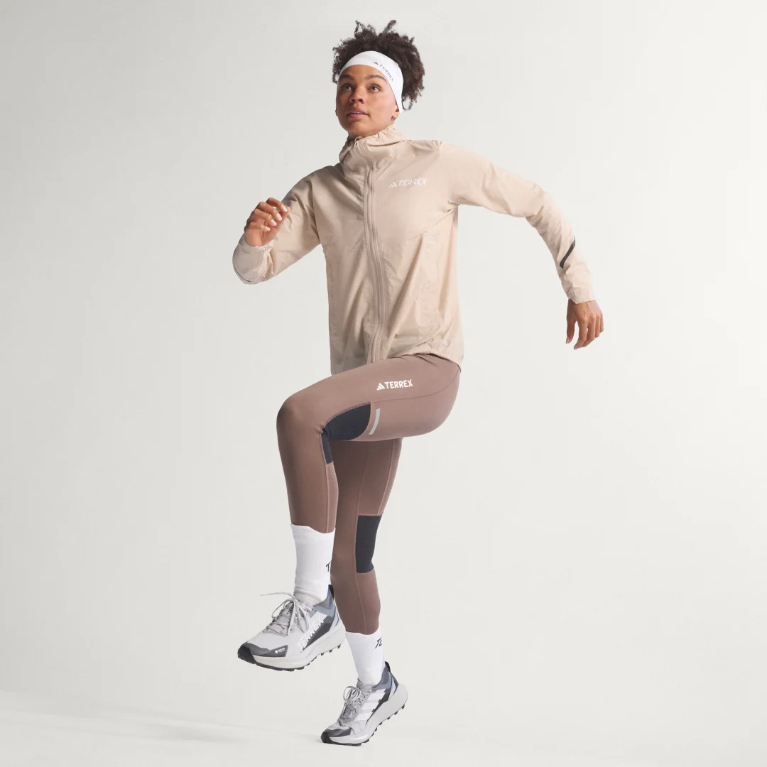 Detalle de Chaqueta Terrex Xperior 2.5 Layer Light CLIMAPROOF de Adidas – para actividades al aire libre