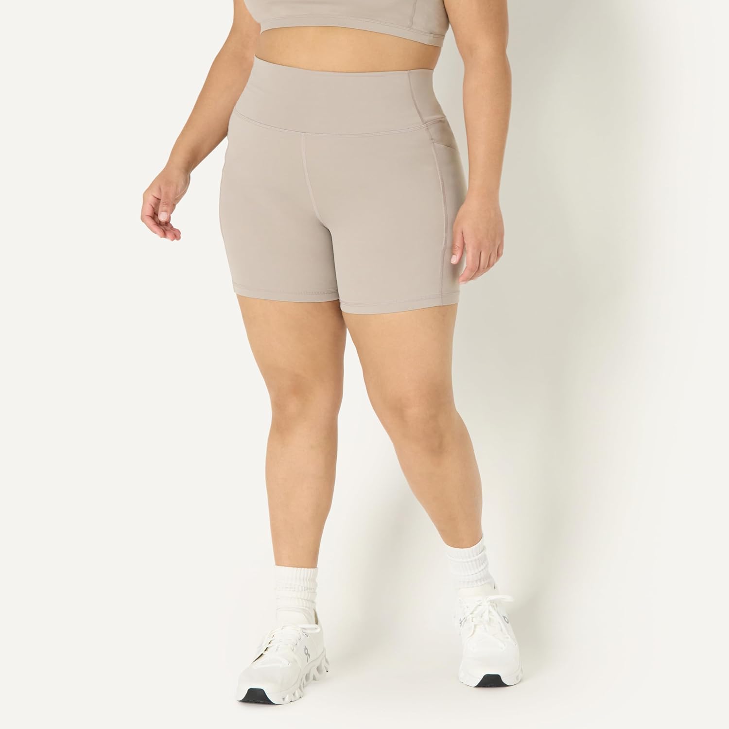 Thumbnail 2 de Amazon Essentials Damen Sportliche FormFlex Radlerhose mit Taschen & hoher Taille (17,8 cm Beininnenlänge)