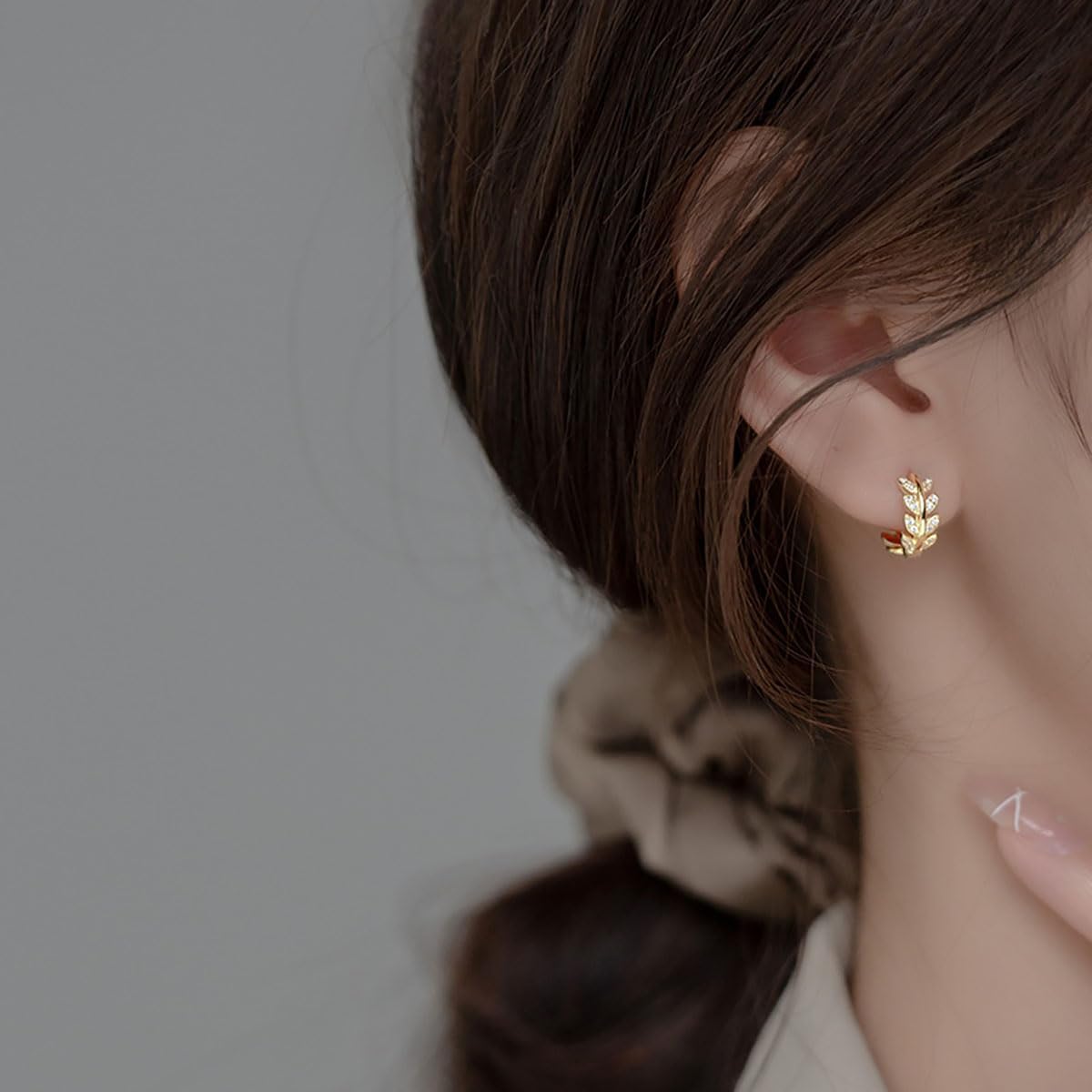 Detalle de SLUYNZ Sterling Silver CZ Leaf Hoop Earrings for Women – Olive Leaf Dainty Huggie