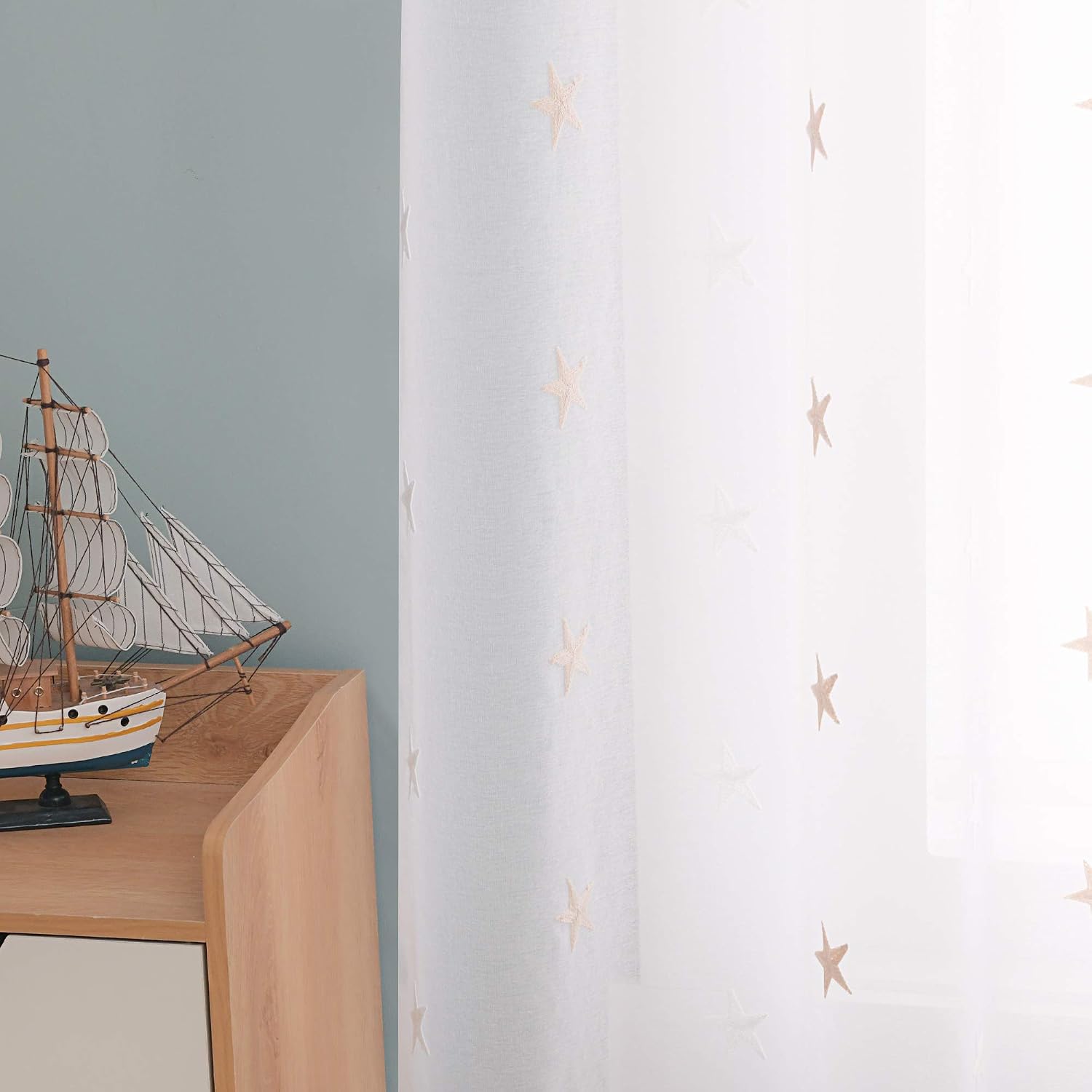 Detalle de Deconovo eyelet faux linen net curtains with embroidered star voile, 55 x 114 drop (1 pair)