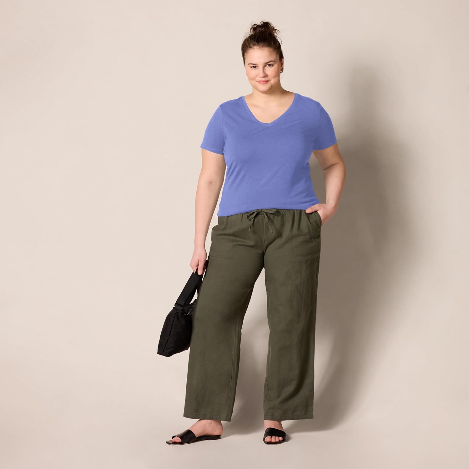 Thumbnail 6 de Amazon Essentials Women’s Regular-Fit Short-Sleeve T-Shirt (Crewneck and V-Neck Options) Multipacks