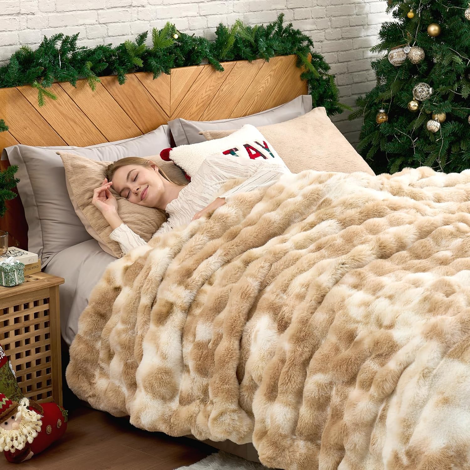 Thumbnail 6 de Cozy Bliss Faux Fur Throw Blanket: Ultra-Soft Bubble Design for Couch and Bedroom