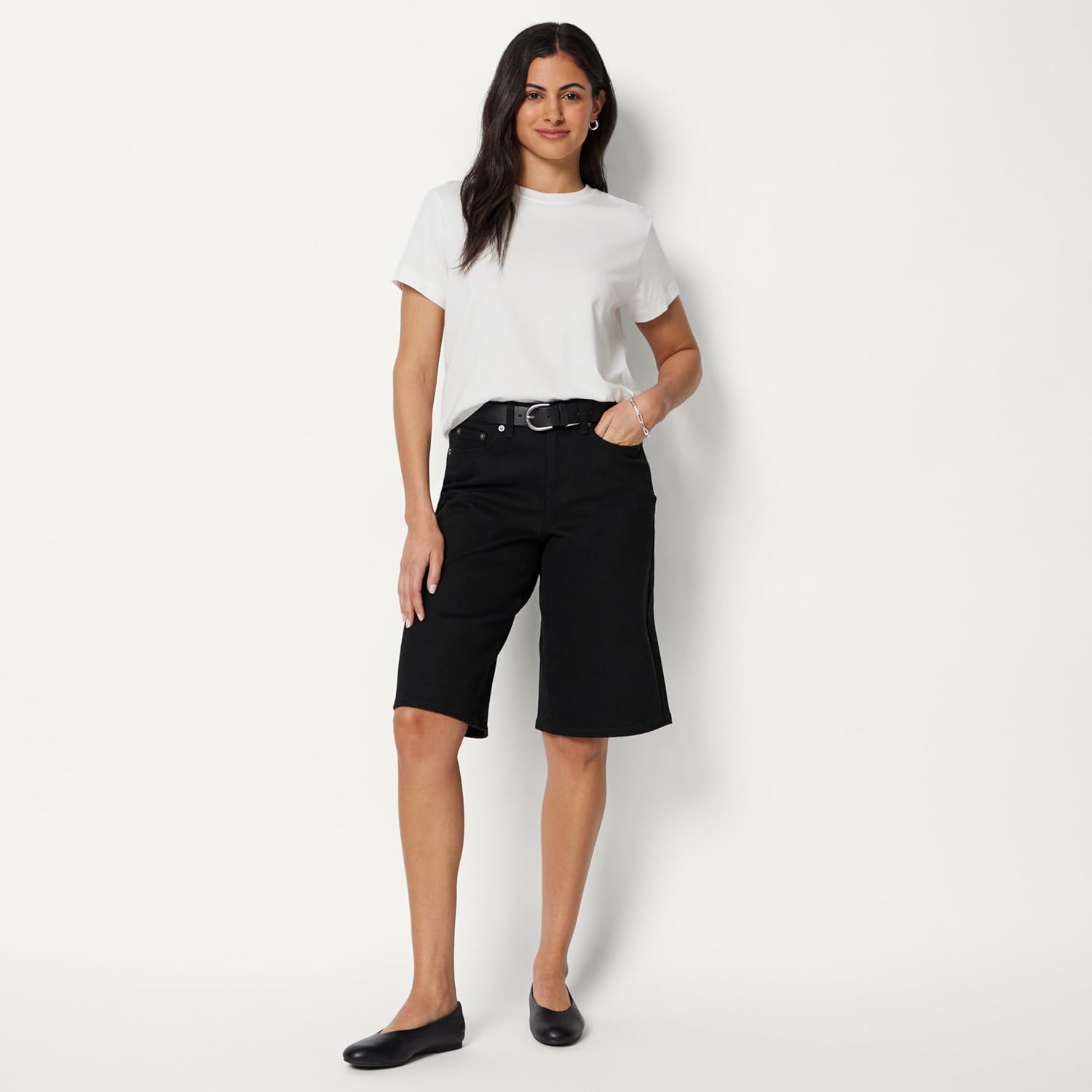 Detalle de Amazon Essentials Women's Relaxed-Fit Mid-Rise Denim Bermuda Shorts