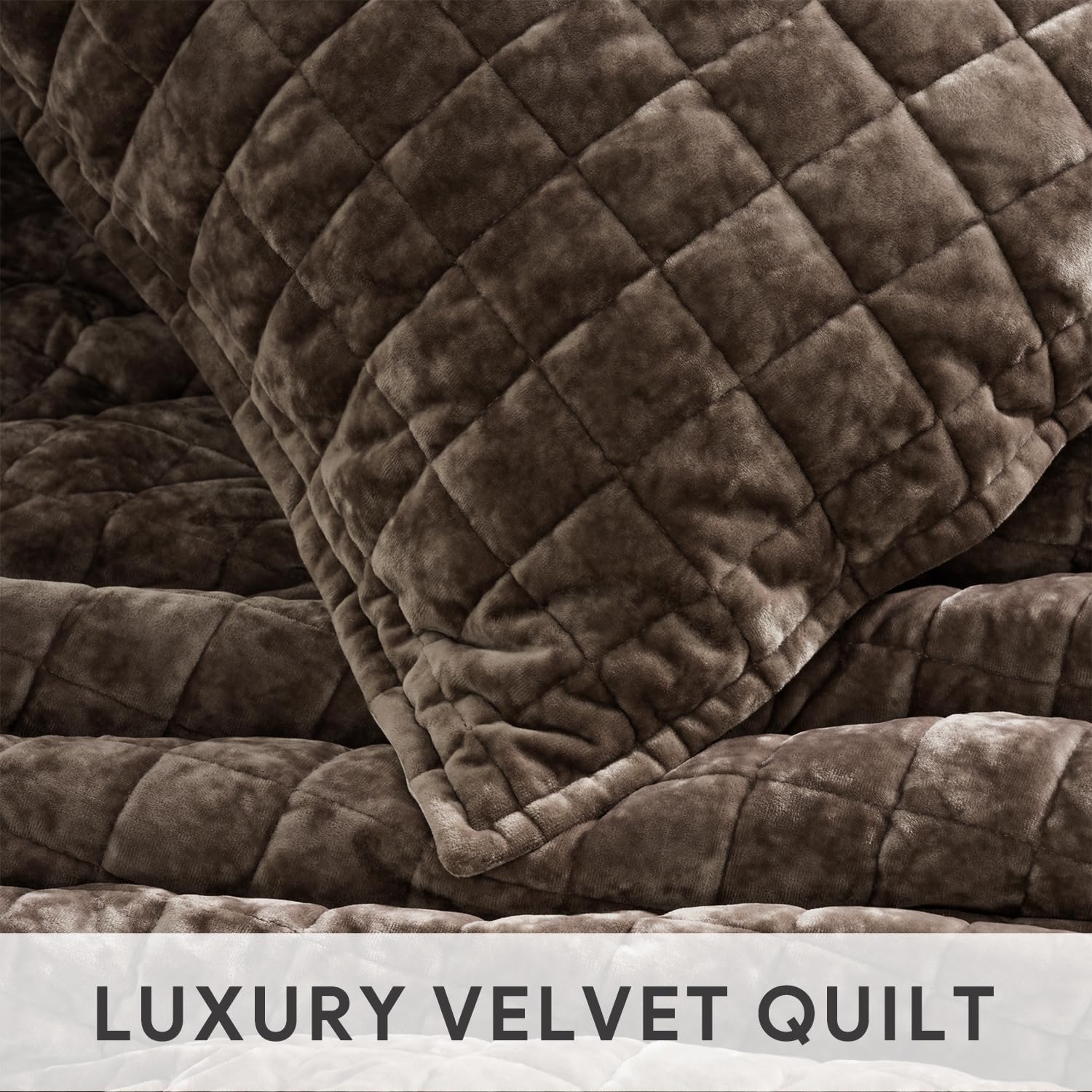 Detalle de RECYCO Luxury Velvet Quilt Set King Size in Walnut Brown