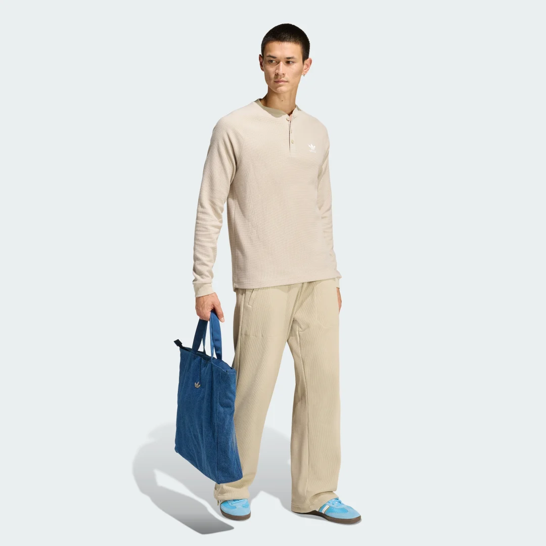 Detalle de Camiseta Trefoil Essentials Beige de Adidas: ¿merece la pena para tu look diario?