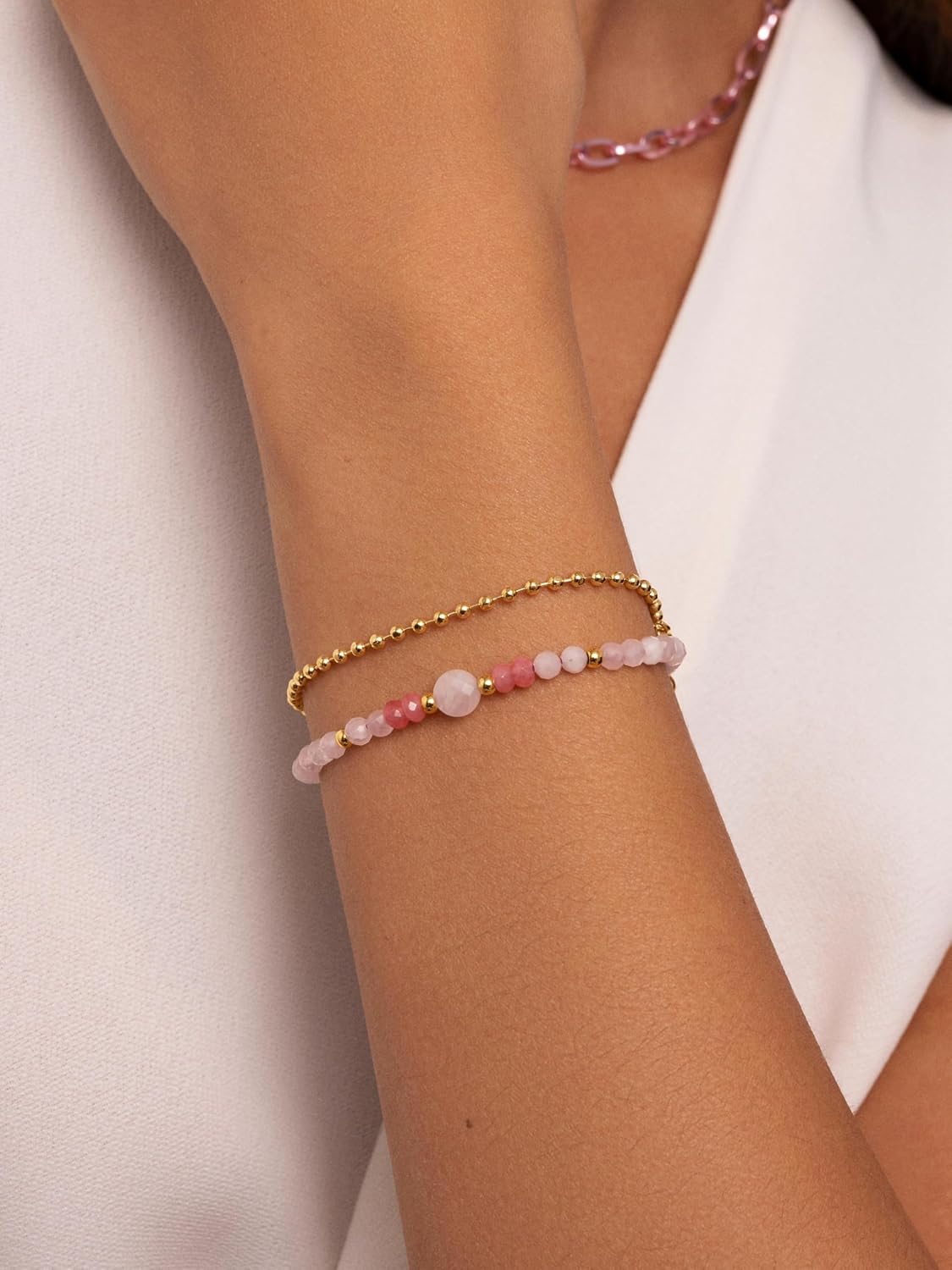 Detalle de SINGULARU Amulet Rose Quartz bracciale in acciaio placcato oro 18Kt con quarzo rosa 💍