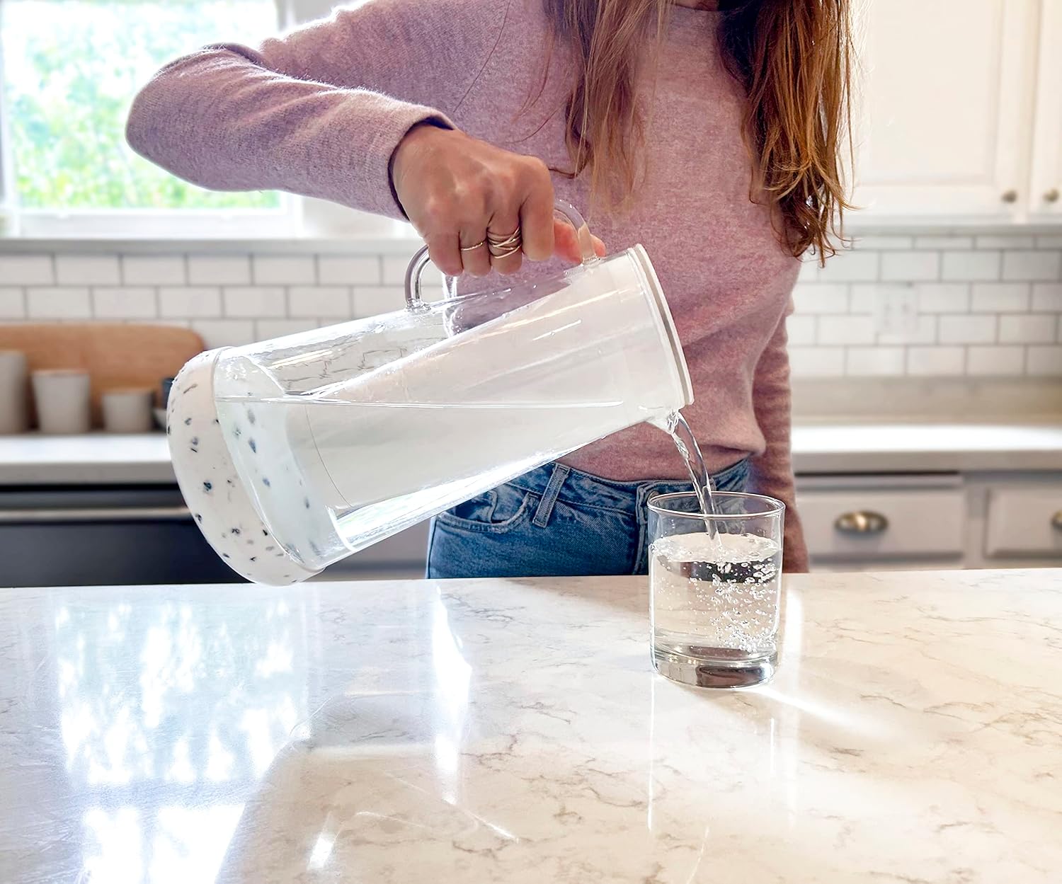 Detalle 2 de LifeStraw Home 7-Cup Water Filter Pitcher (Terrazzo Glass with Silicone Base)