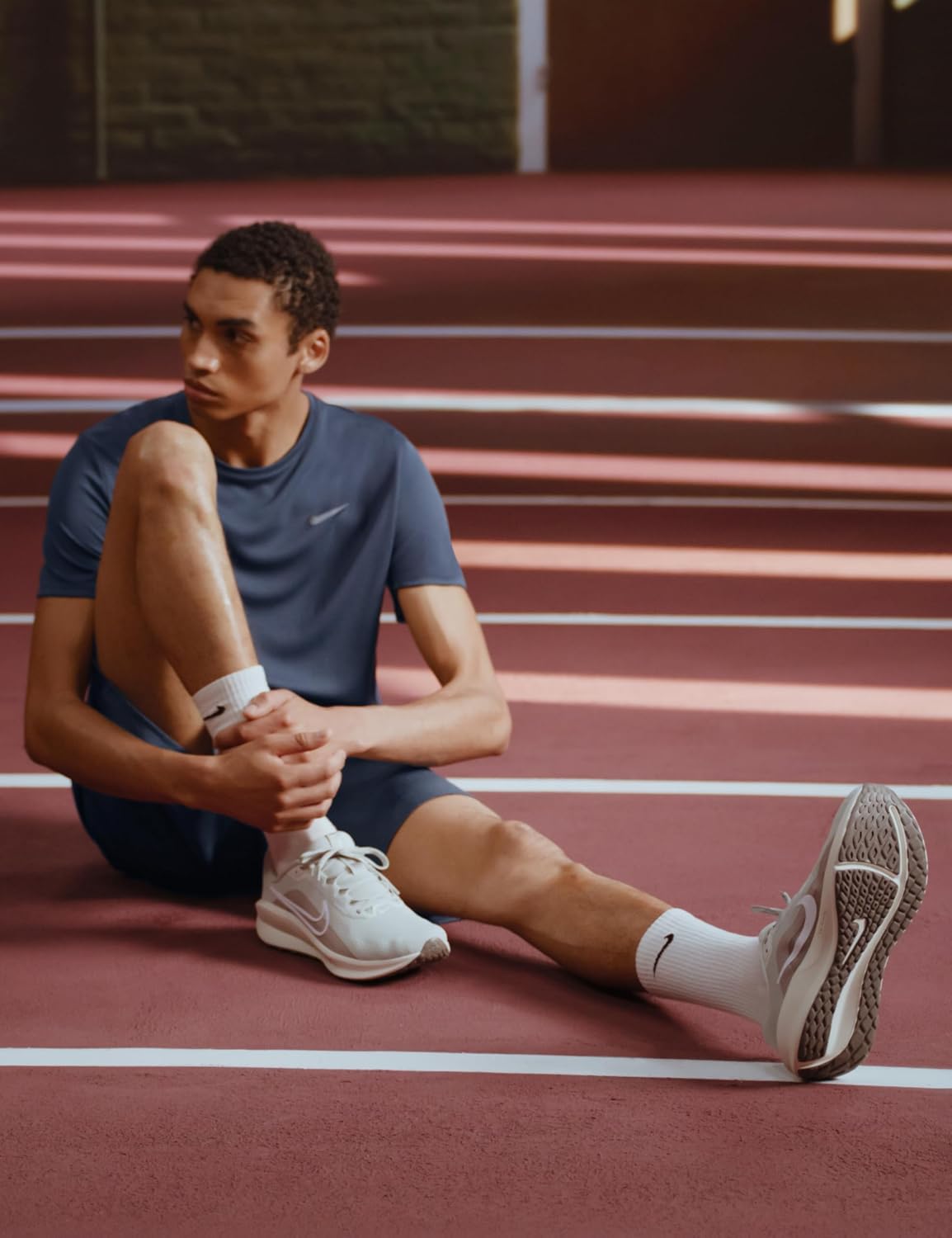 Detalle de Nike Men's Downshifter 13 Sneaker: comfort, leggerezza e stile per ogni giornata