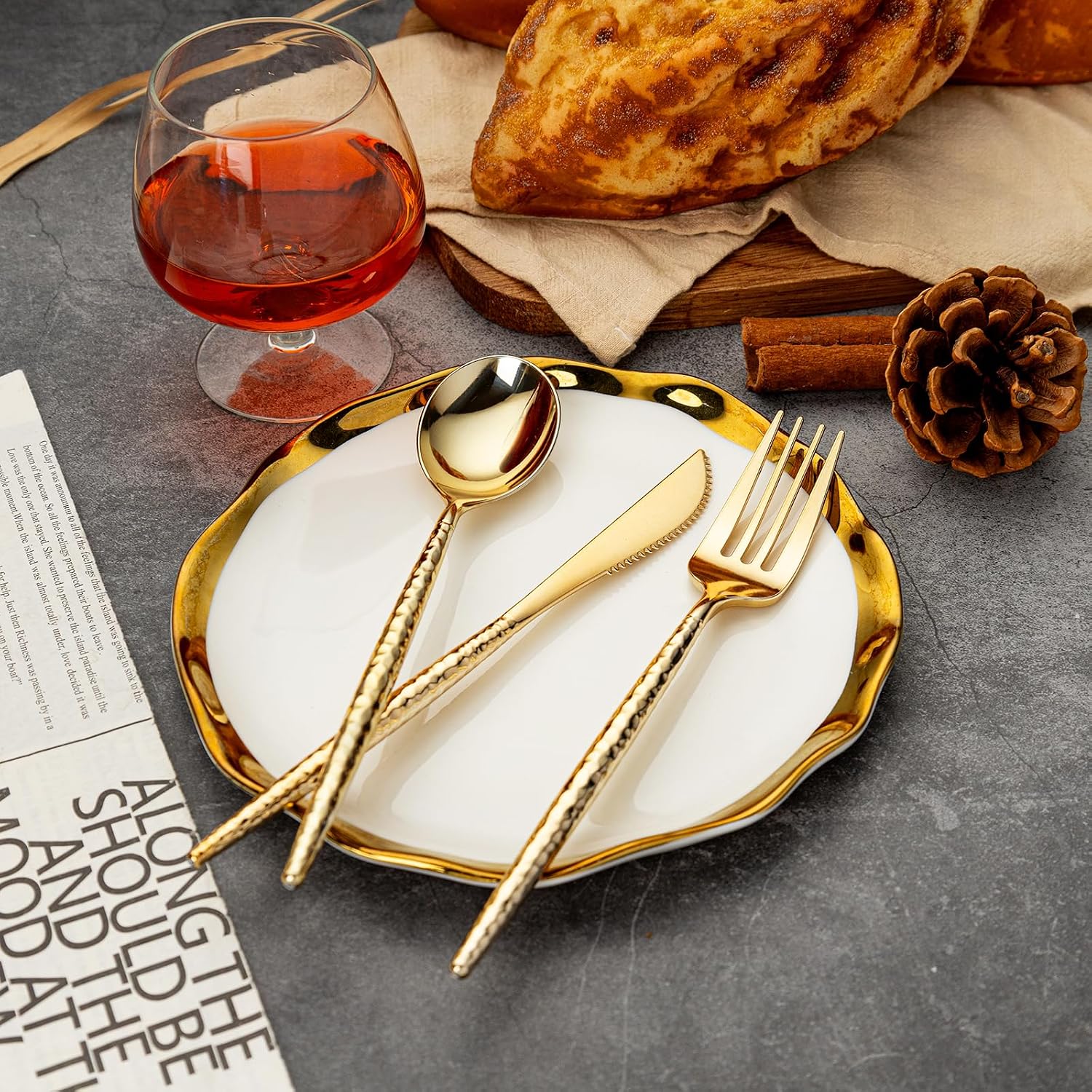 Detalle 2 de SUT 300PCS Gold Plastic Silverware: Heavy-Duty, Disposable Gold Utensils for Large Events