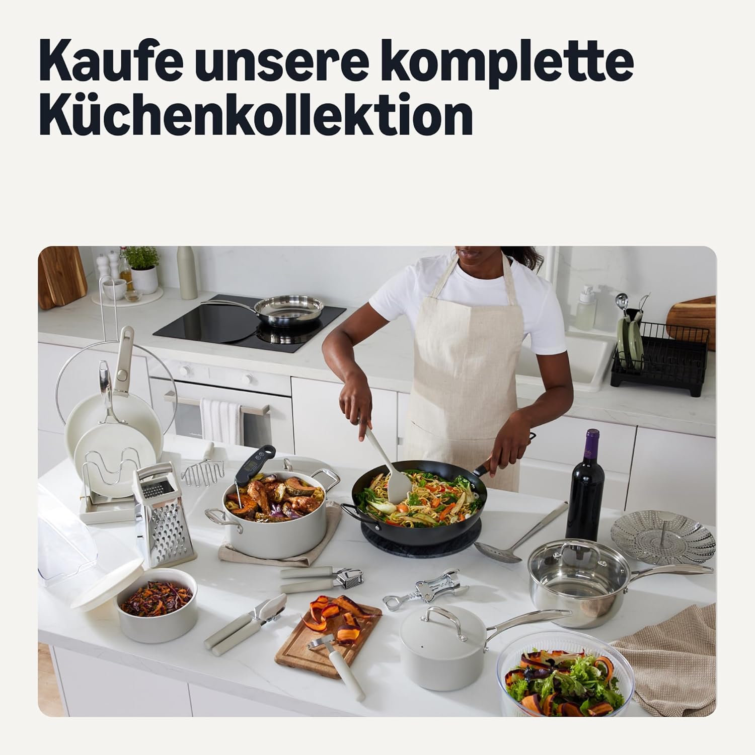 Detalle de Amazon Basics Eingebrannter Wok aus Kohlenstoffstahl mit Akazienholzgriff, 32 cm – für alle Herdarten