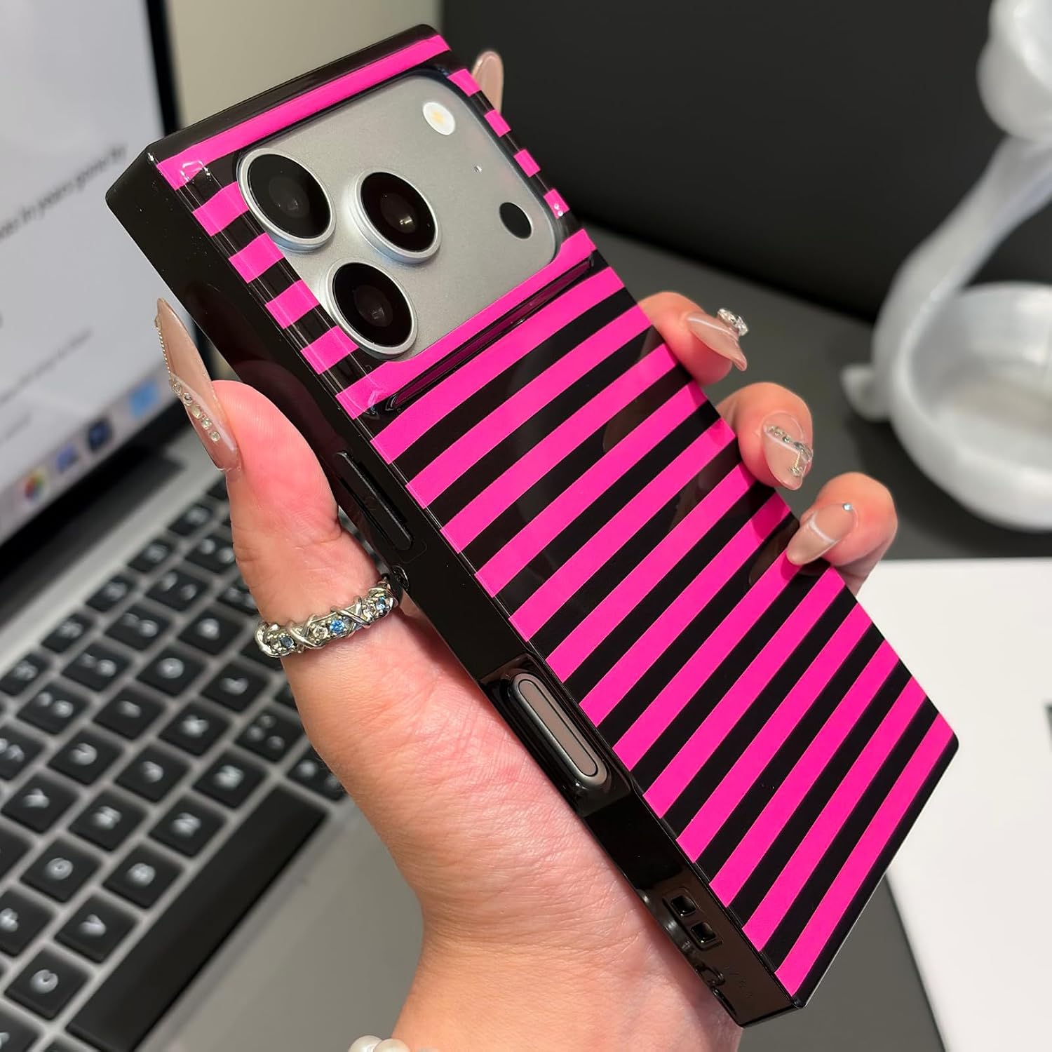 Detalle 2 de RoyMonkey Magnetic iPhone Case for iPhone 17 Pro