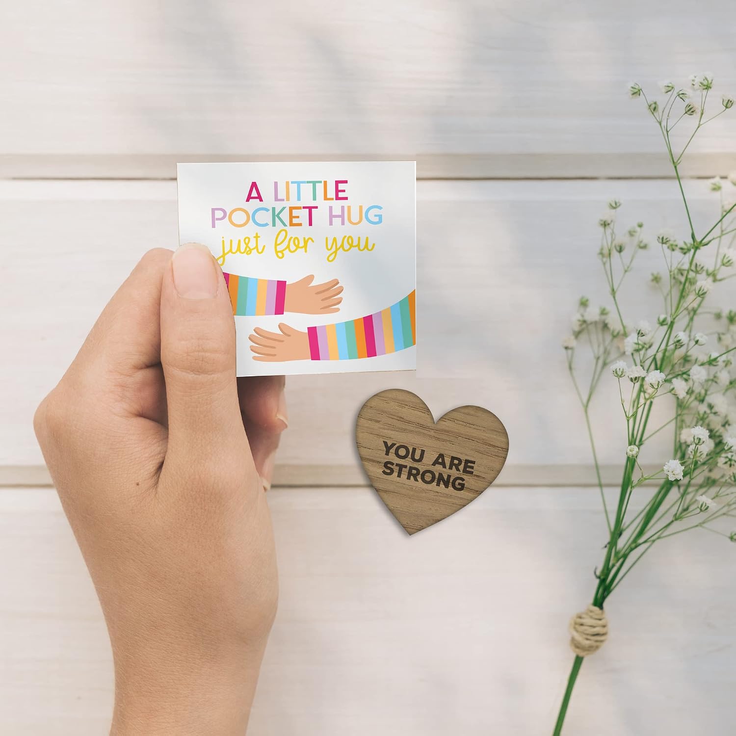 Detalle de Little Pocket Hug: Wooden Heart Token with Positive Affirmations (Rainbow)