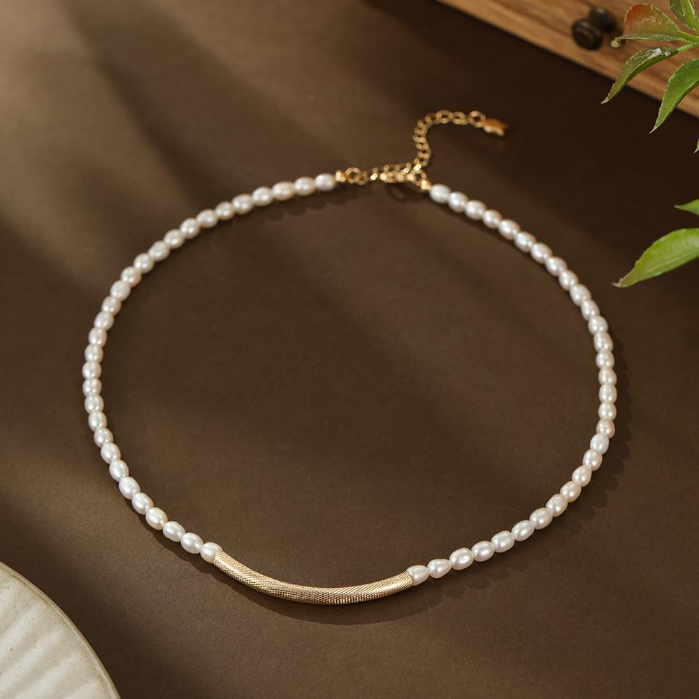 Thumbnail 1 de JaruJaru Mini Rice Pearl Necklace for Women with tiny freshwater pearls and gold-filled curved bar pendant