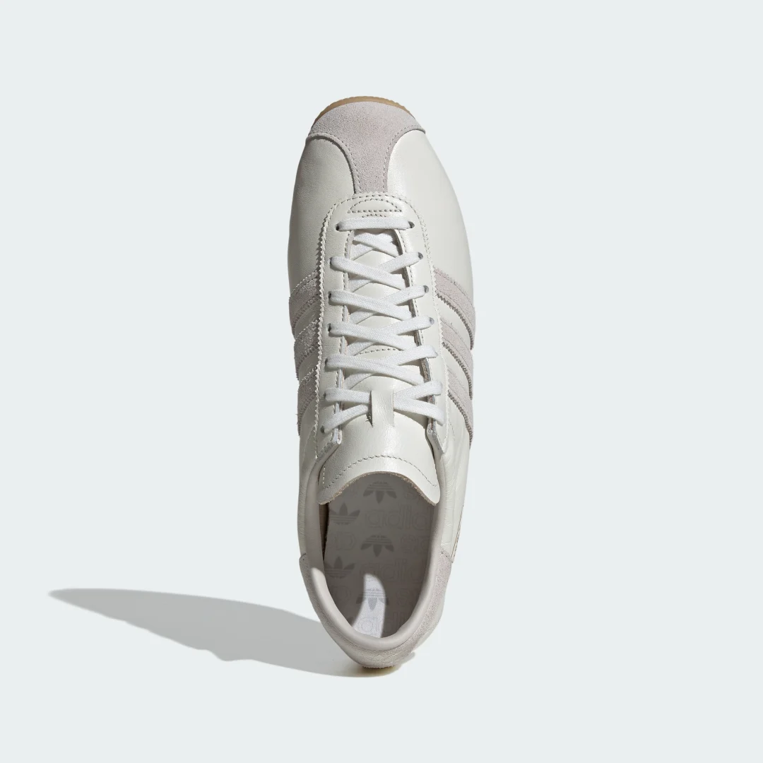 Detalle de Zapatilla Paris de Adidas: leather blanco para un estilo limpio y cómodo