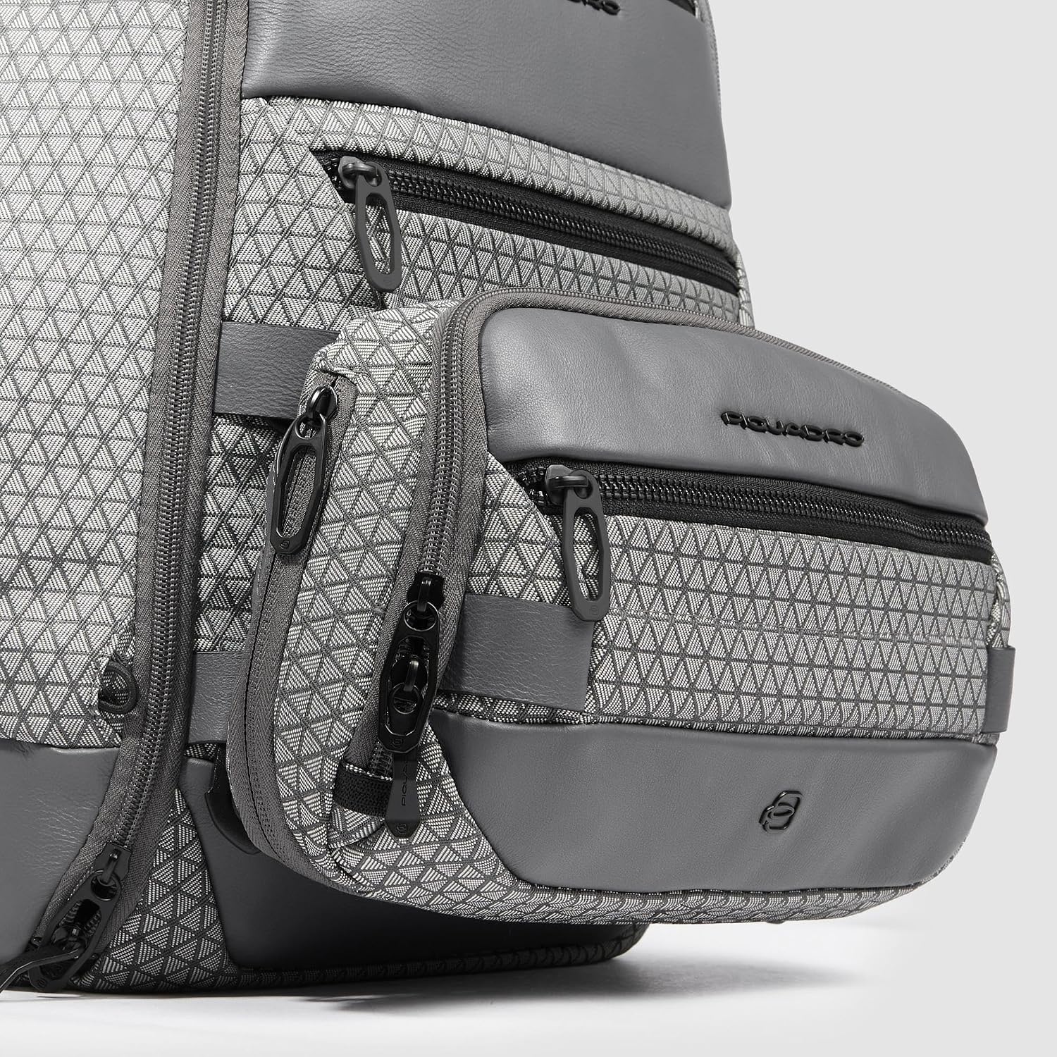 Detalle de PIQUADRO Zaino da Viaggio Modulare 2 in 1: Porta PC 15,6" in Pelle e Tessuto, Grigio