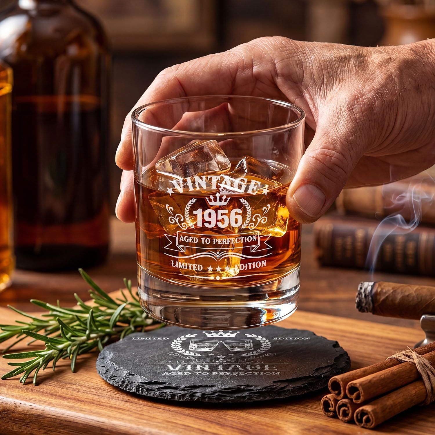 Detalle de Whisky Geschenkset Männer 1956 – Vintage-Set zum 70. Geburtstag mit Whiskyglas, Granitsteinen, Schieferuntersetzer, Kerze und Geschenkbox