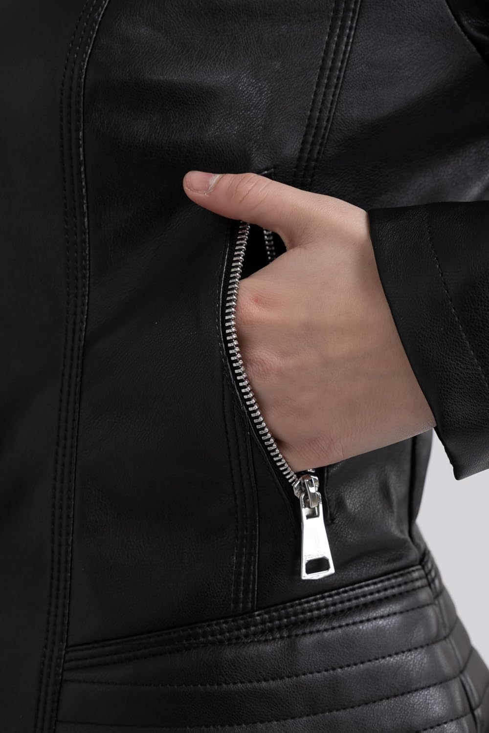 Detalle 2 de Giacca donna in ecopelle leggera con cerniera e tasche vittorio y
